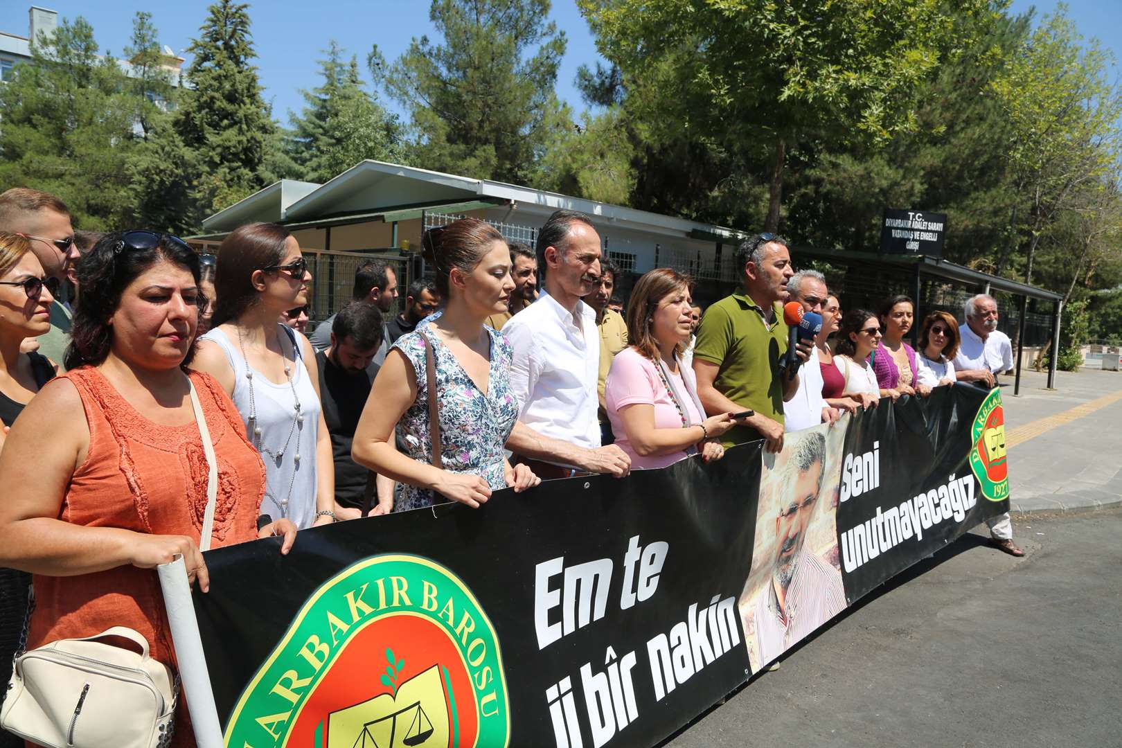 Çalakiya Bîranînê ya Hefteya 186. A Qetilkirina Serokê Baroya Me Tahîr ELÇÎyî Bi Beşdariya Hempîşe û Mêvanên Me Pêk Hat… — 5