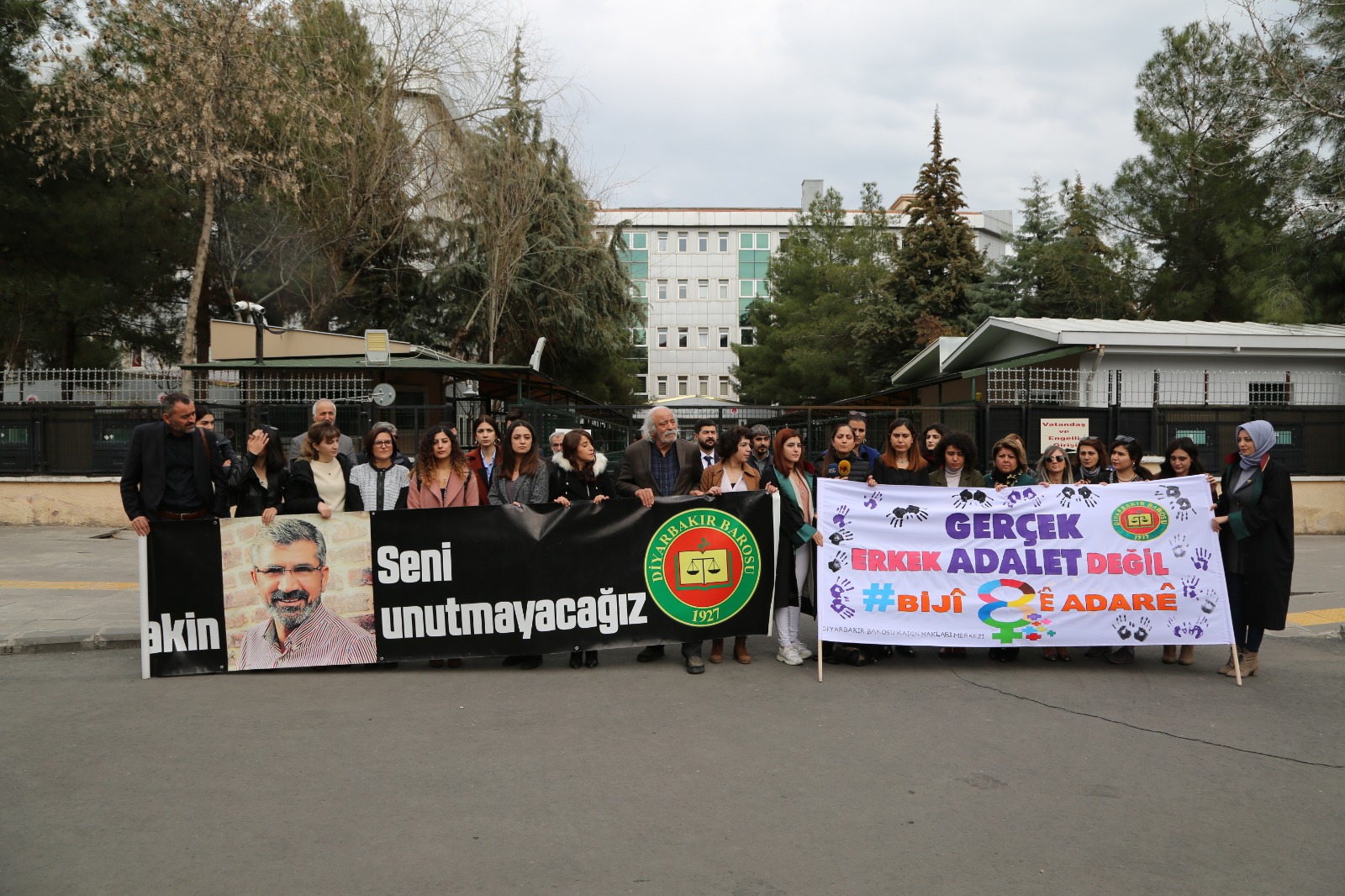 Baro Başkanımız Tahir ELÇİ'nin Katledilişinin 218. Haftası Anma Etkinliği Diyarbakır Adliyesi Önünde Gerçekleştirildi — 5