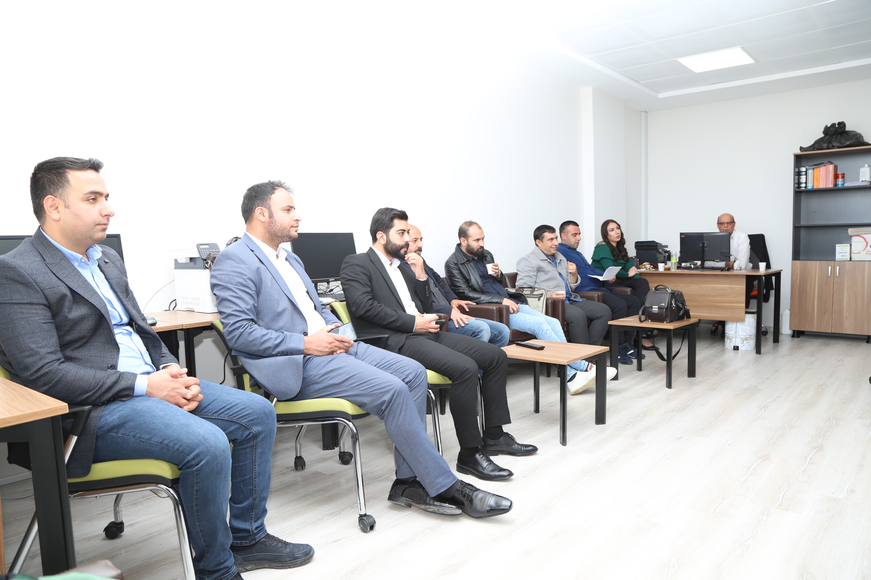 Em Li Edliyeya Erxeniyê Li Odeya Baroyê Ya Nû Bi Hempîşeyên Xwe Re Hatin Ba Hev — 2