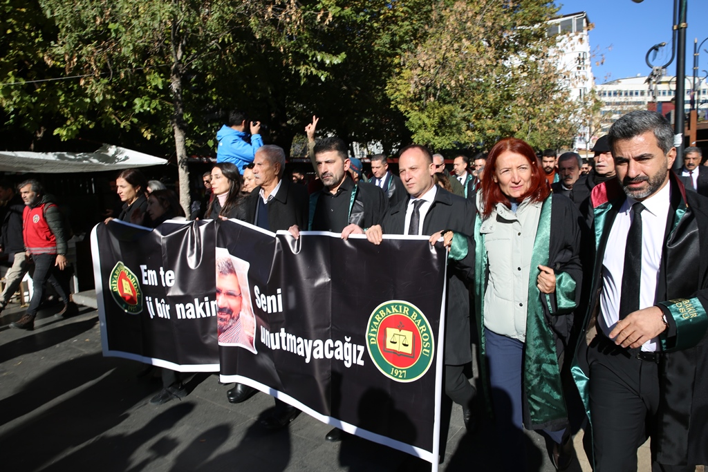 Baro Başkanımız Av. Tahir ELÇİ, Dört Ayaklı Minarenin Önünde Anıldı : ' Em Te Ji Bir Nakin...' — 5