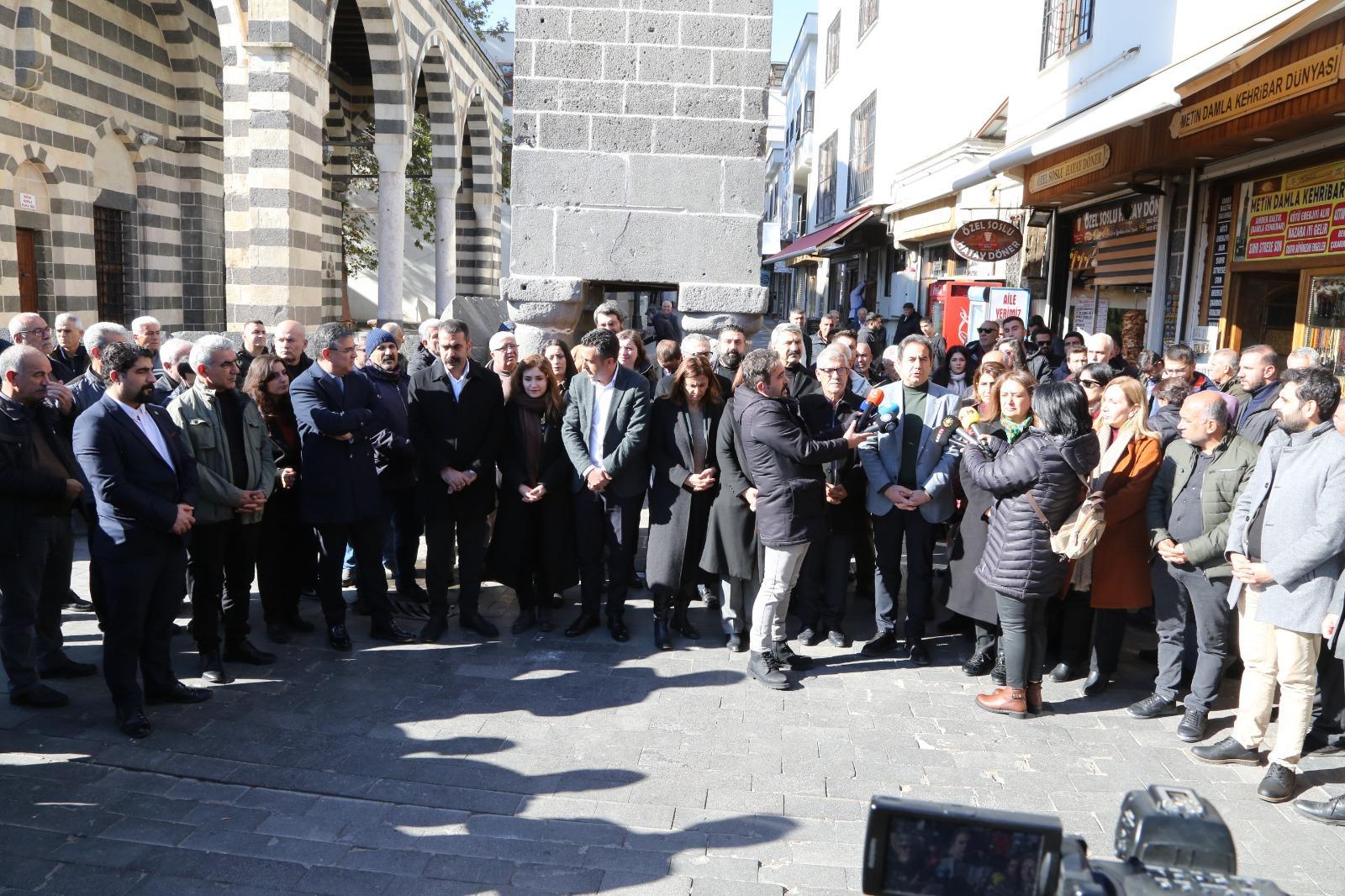 Sur Belediyesi ve Diyarbakır Büyükşehir Belediyesi’nin almış olduğu karar ile Dört Ayaklı Minare’nin bulunduğu sokağın adına Ebedi Başkanımız Av.TAHİR ELÇİ ismi verildi — 4