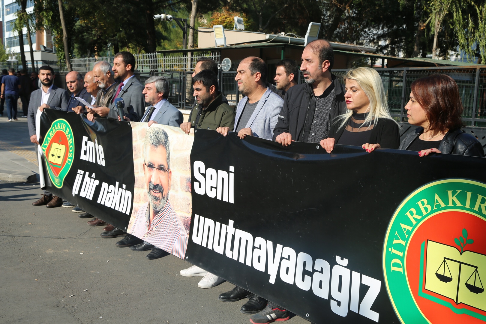 Baro Başkanımız Tahir ELÇİ'nin Katledilişinin 202. Haftası Anma Etkinliği Diyarbakır Adliyesi Önünde Gerçekleştirildi... — 4