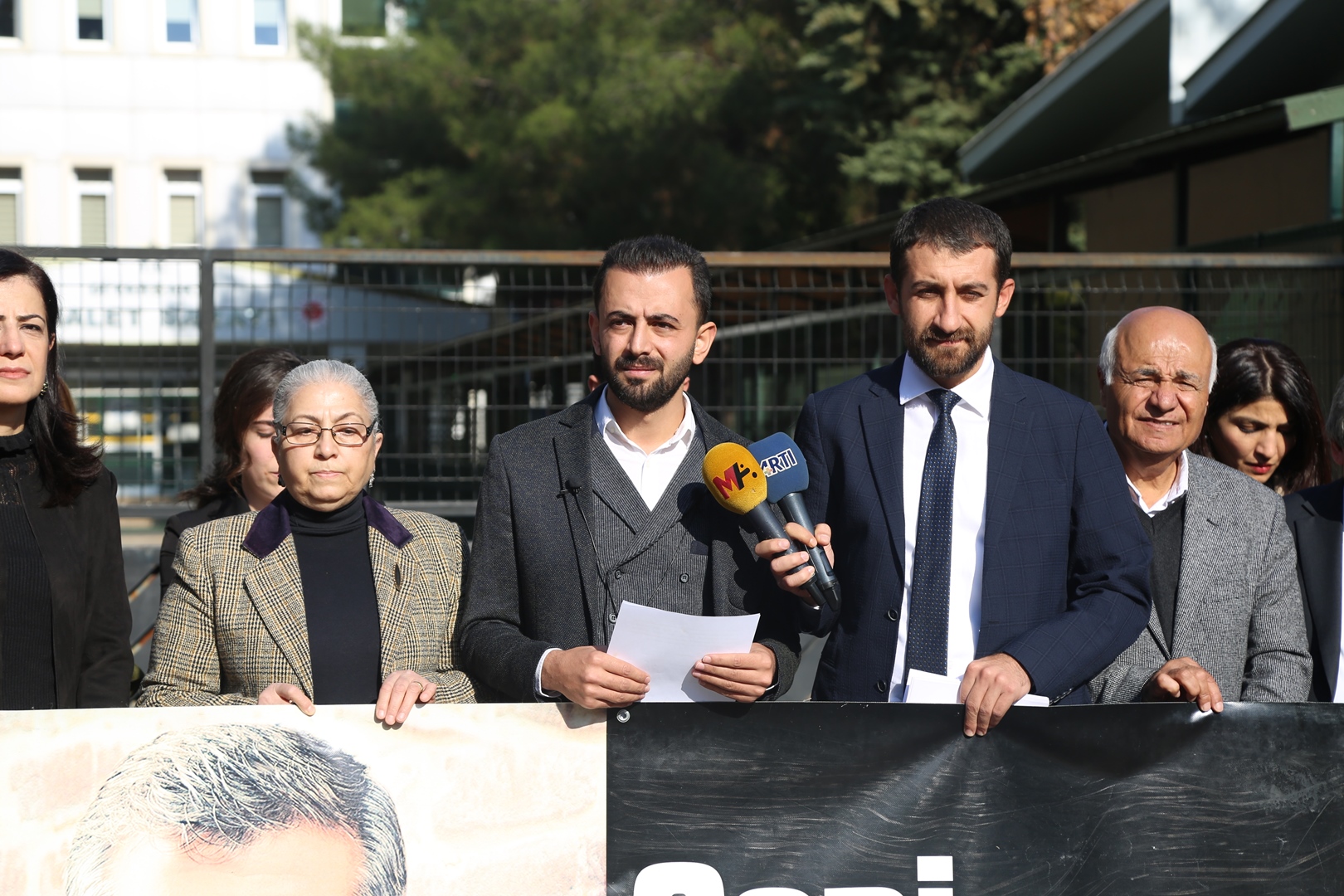 Baro Başkanımız Tahir ELÇİ'nin Katledilişinin 203. Haftası Anma Etkinliği Diyarbakır Adliyesi Önünde Gerçekleştirildi... — 1