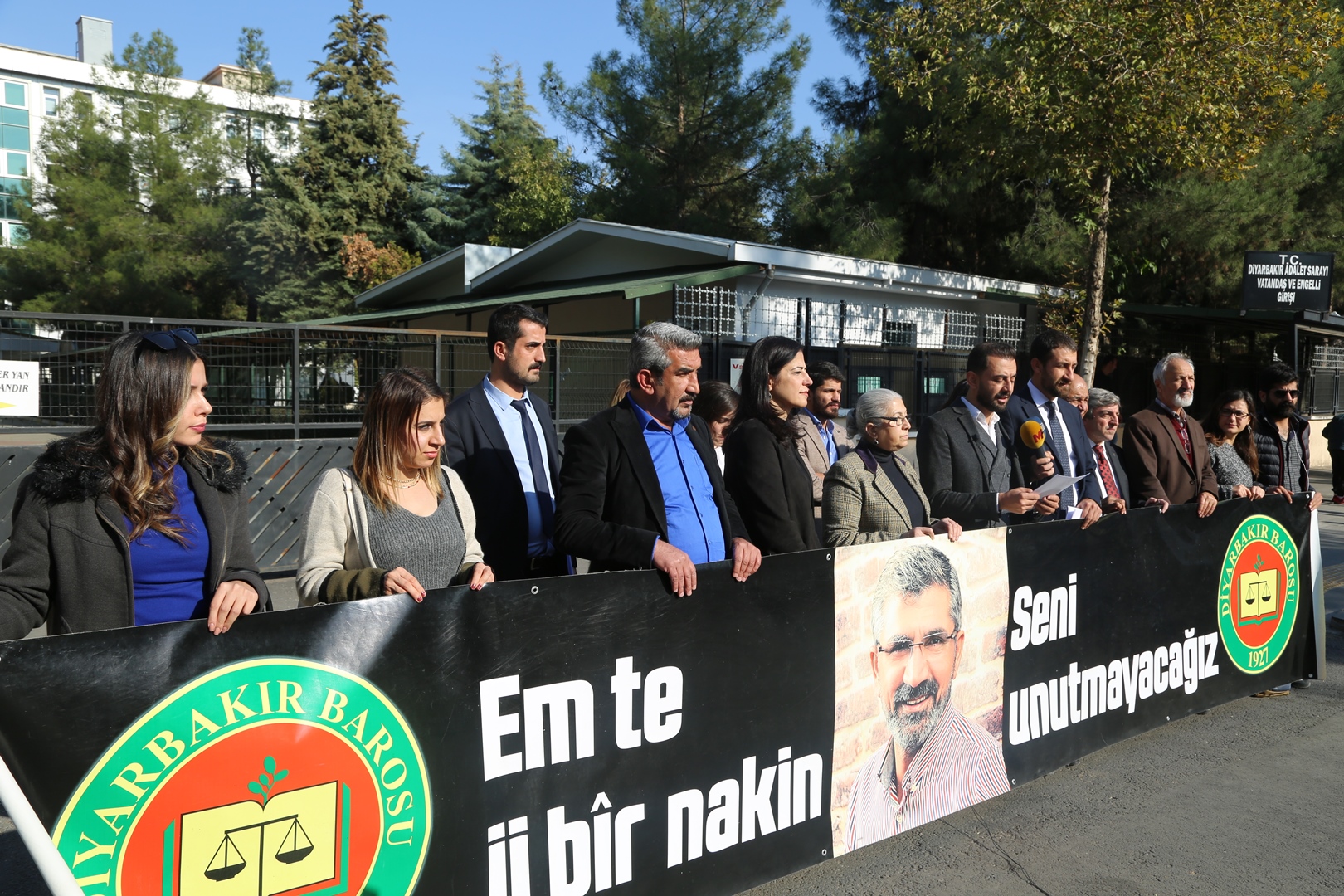 Baro Başkanımız Tahir ELÇİ'nin Katledilişinin 203. Haftası Anma Etkinliği Diyarbakır Adliyesi Önünde Gerçekleştirildi... — 2