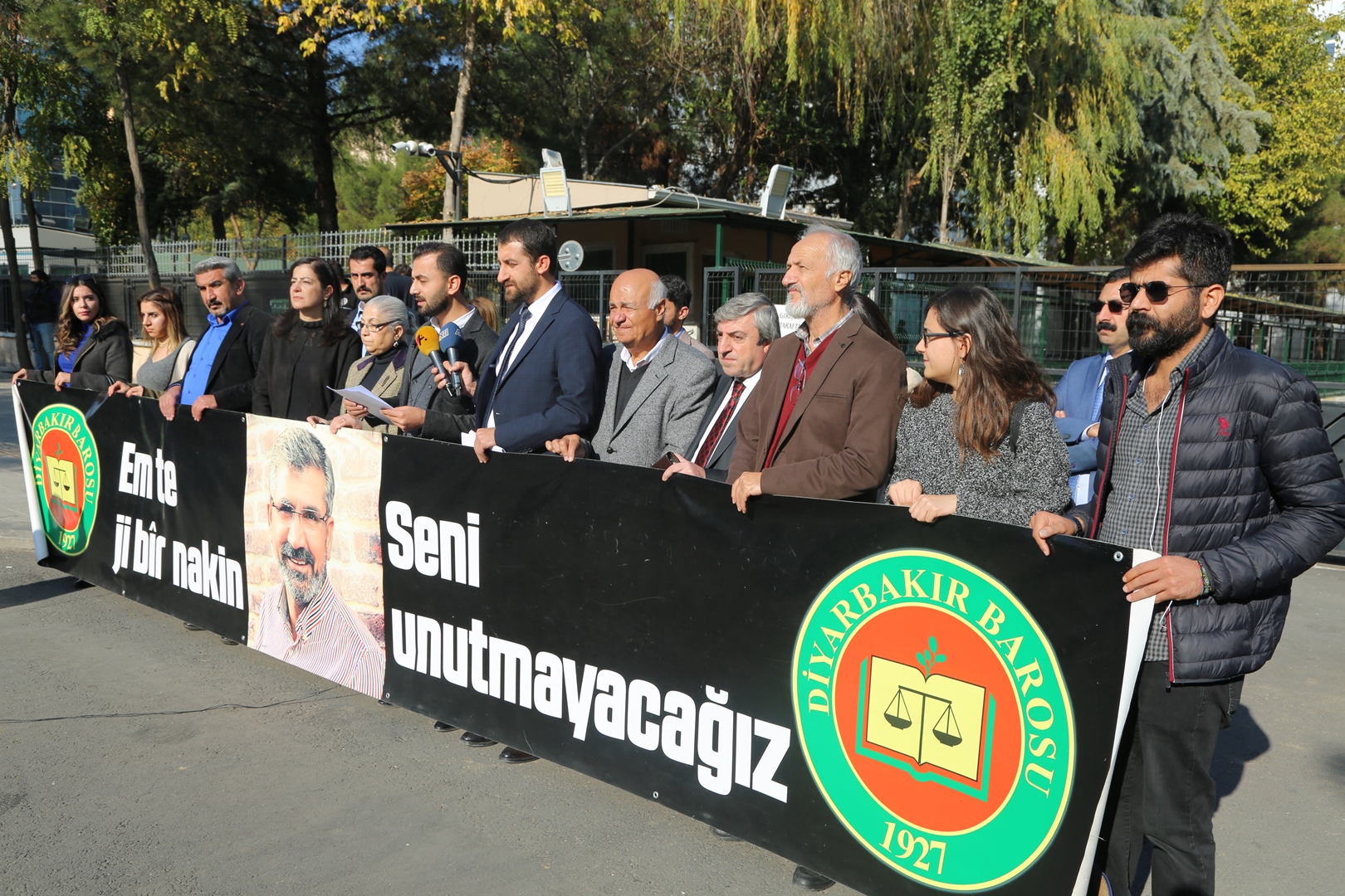 Baro Başkanımız Tahir ELÇİ'nin Katledilişinin 203. Haftası Anma Etkinliği Diyarbakır Adliyesi Önünde Gerçekleştirildi... — 3