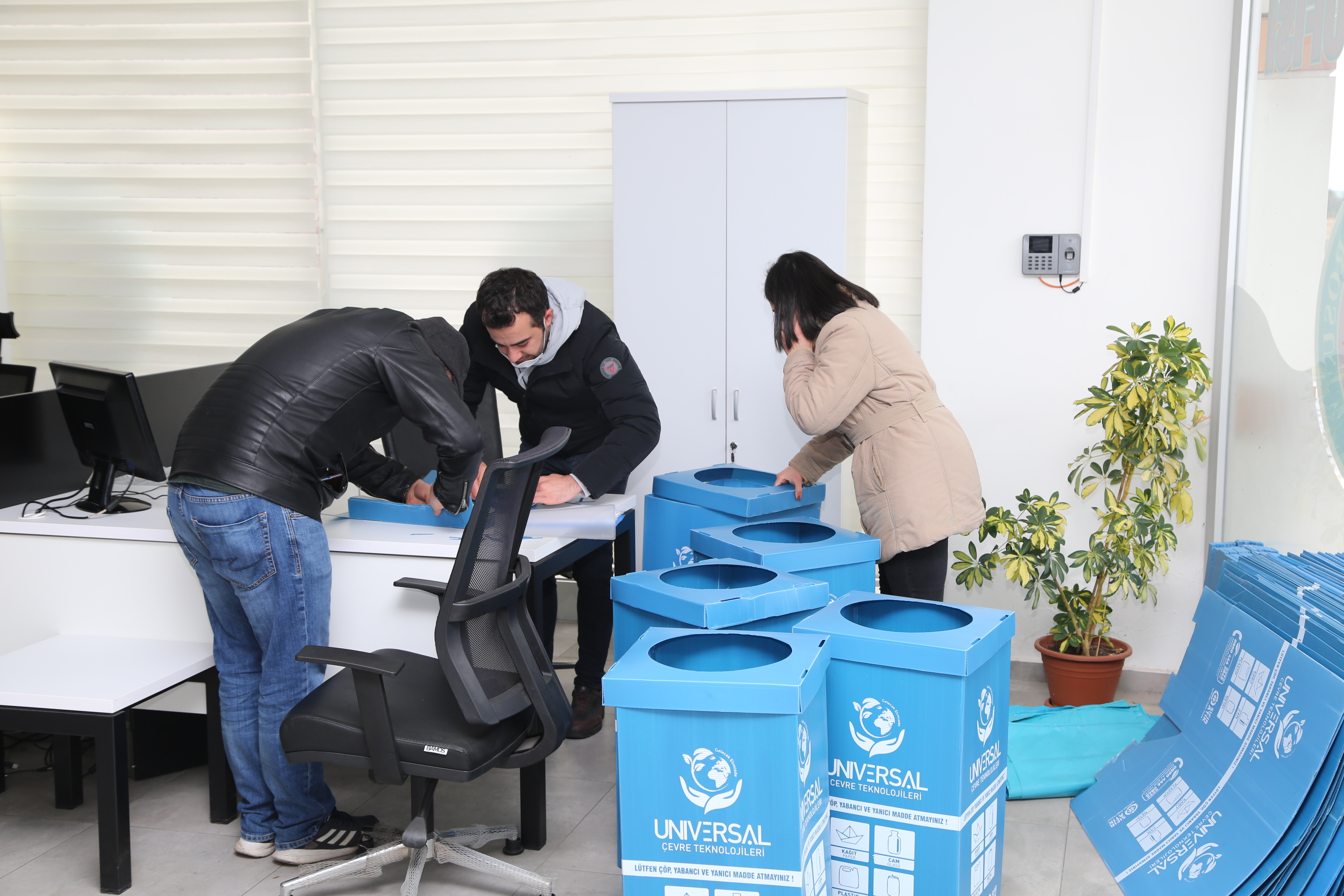 Çevre ve Kent Komisyonu Tarafından Geri Dönüşüm Projesi’ne Katılan Meslektaşlarımızın Bürolarına Geri Dönüşüm Kutuları Dağıtılmıştır. — 1