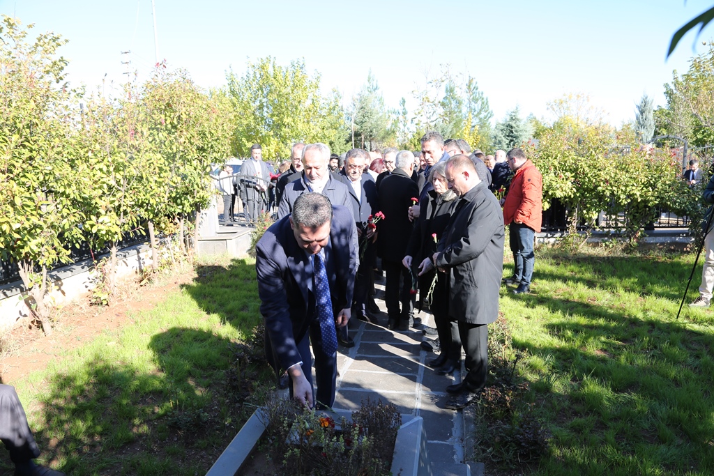 Baro Başkanımız Av.Tahir ELÇİ, Kabri Başında Anıldı… — 1