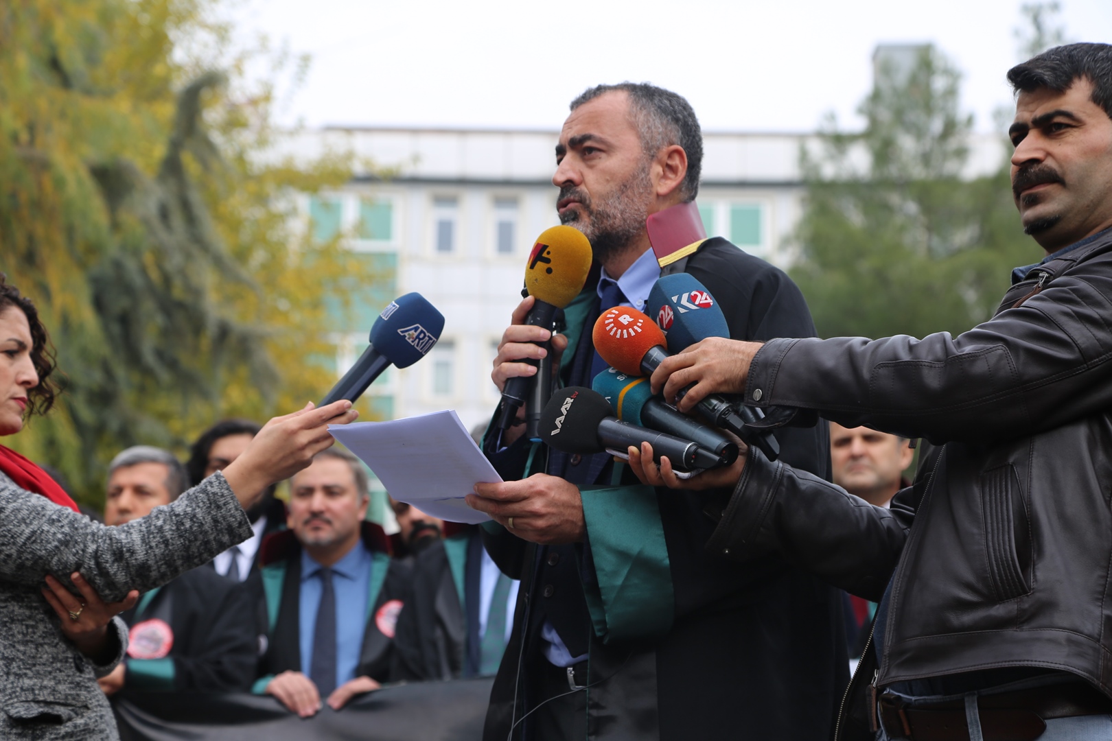 Adalet Nöbeti ve Tahir ELÇİ İnsan Hakları Kürsüsü Etkinliğinin 204. Haftası Anma Etkinliği Diyarbakır Adliyesi Önünde Gerçekleştirildi — 1