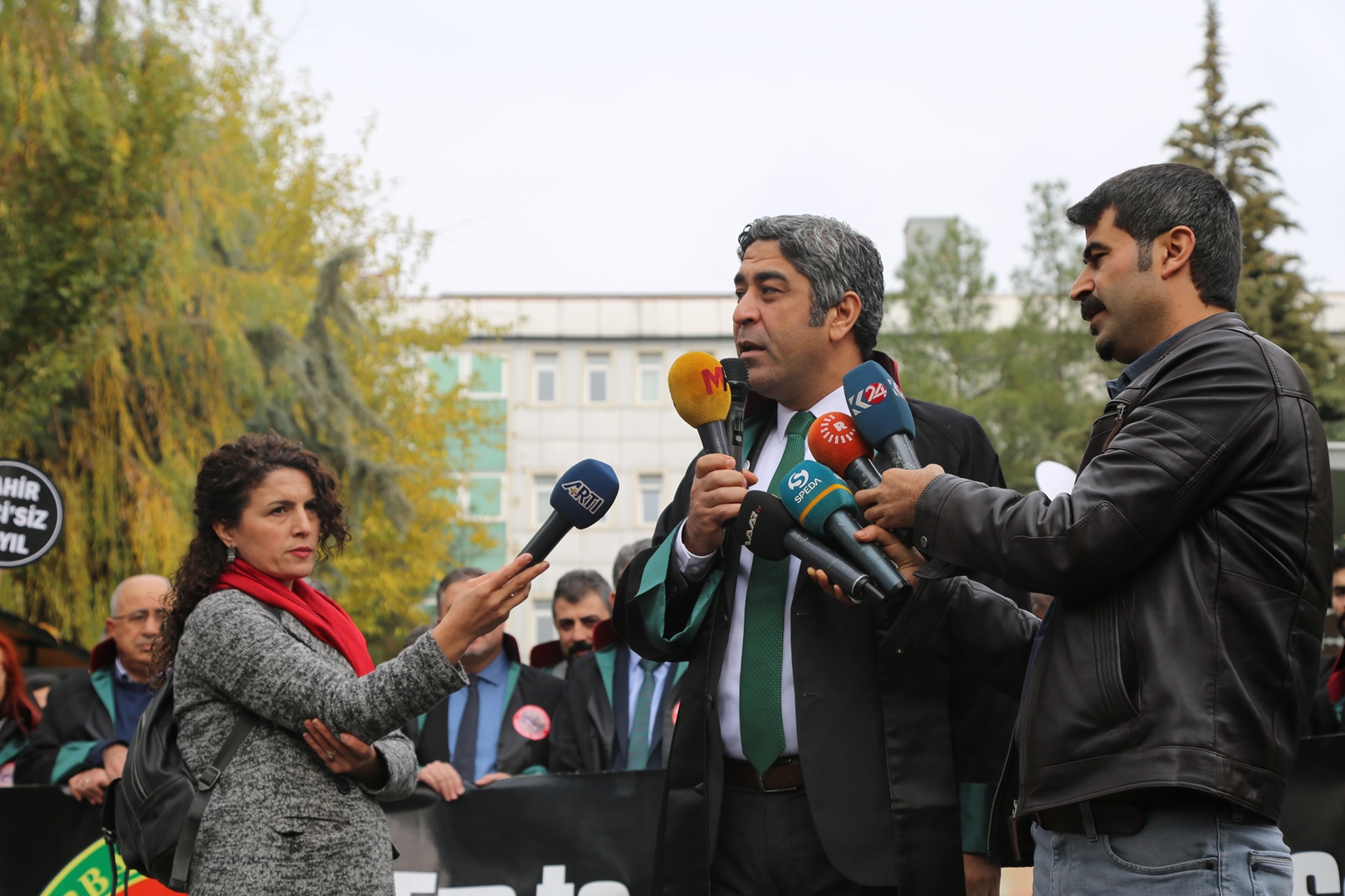 Adalet Nöbeti ve Tahir ELÇİ İnsan Hakları Kürsüsü Etkinliğinin 204. Haftası Anma Etkinliği Diyarbakır Adliyesi Önünde Gerçekleştirildi — 2