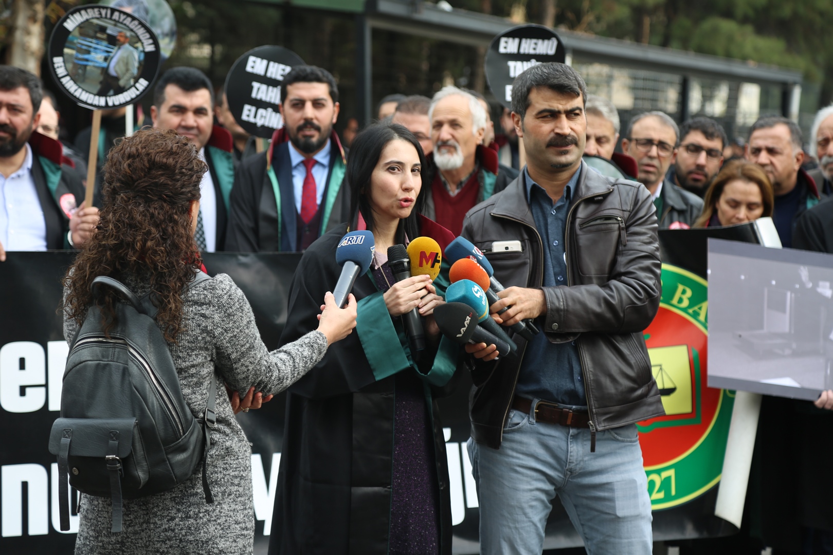 Adalet Nöbeti ve Tahir ELÇİ İnsan Hakları Kürsüsü Etkinliğinin 204. Haftası Anma Etkinliği Diyarbakır Adliyesi Önünde Gerçekleştirildi — 3