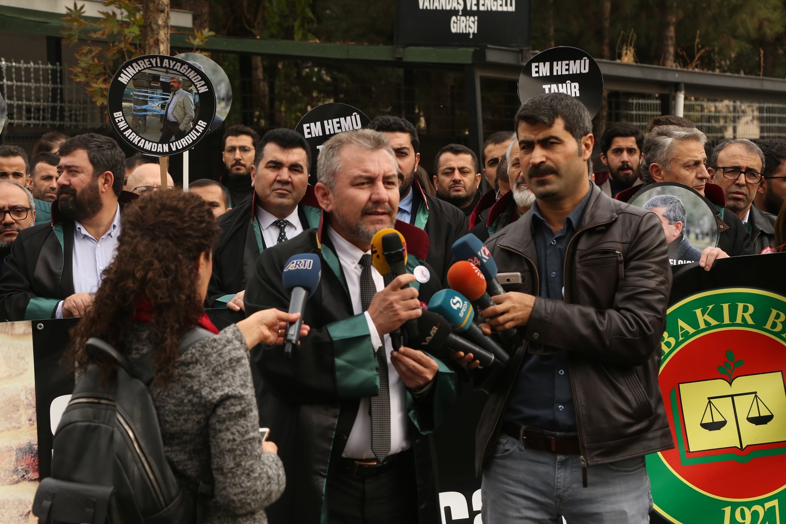 Adalet Nöbeti ve Tahir ELÇİ İnsan Hakları Kürsüsü Etkinliğinin 204. Haftası Anma Etkinliği Diyarbakır Adliyesi Önünde Gerçekleştirildi — 4