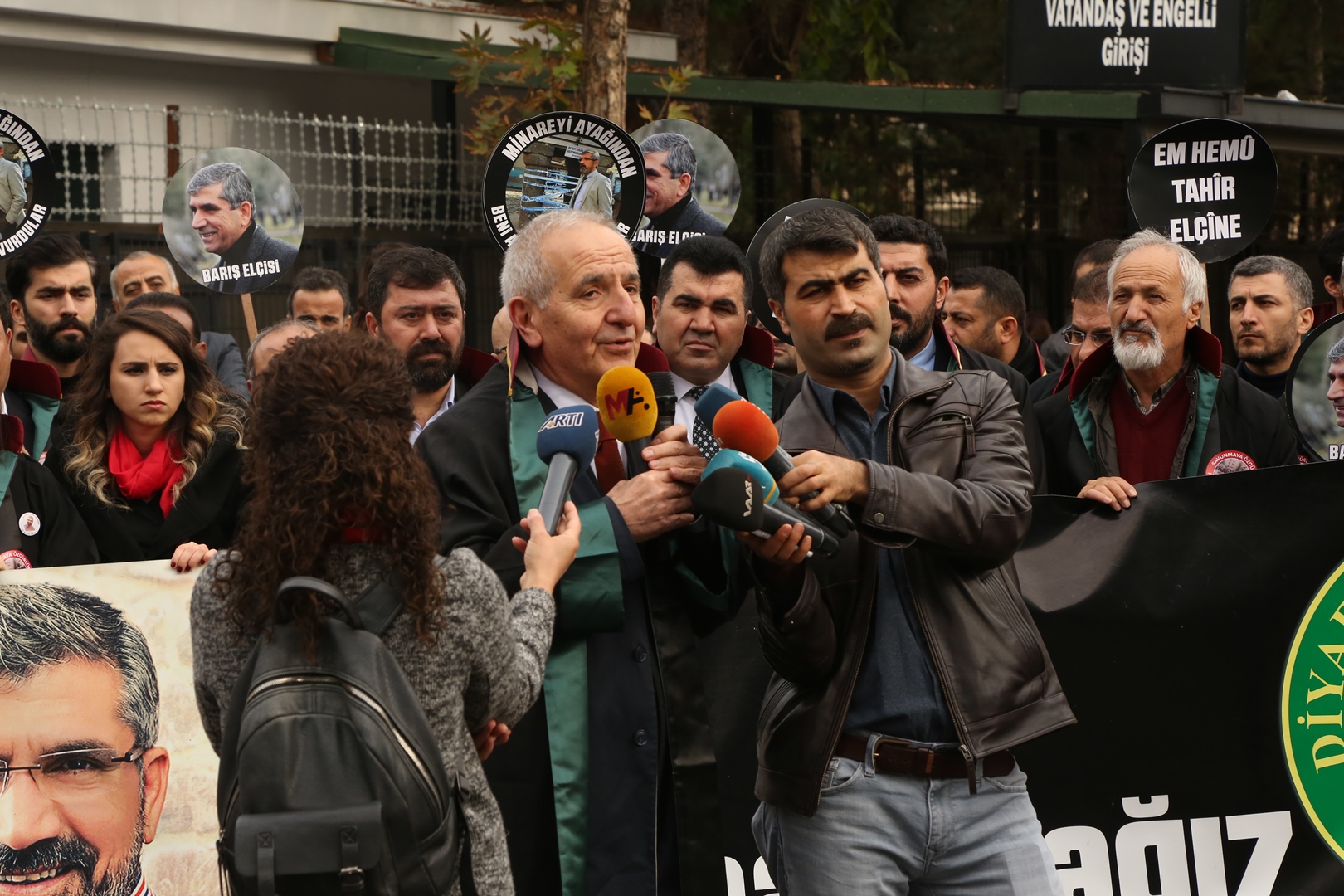 Adalet Nöbeti ve Tahir ELÇİ İnsan Hakları Kürsüsü Etkinliğinin 204. Haftası Anma Etkinliği Diyarbakır Adliyesi Önünde Gerçekleştirildi — 5