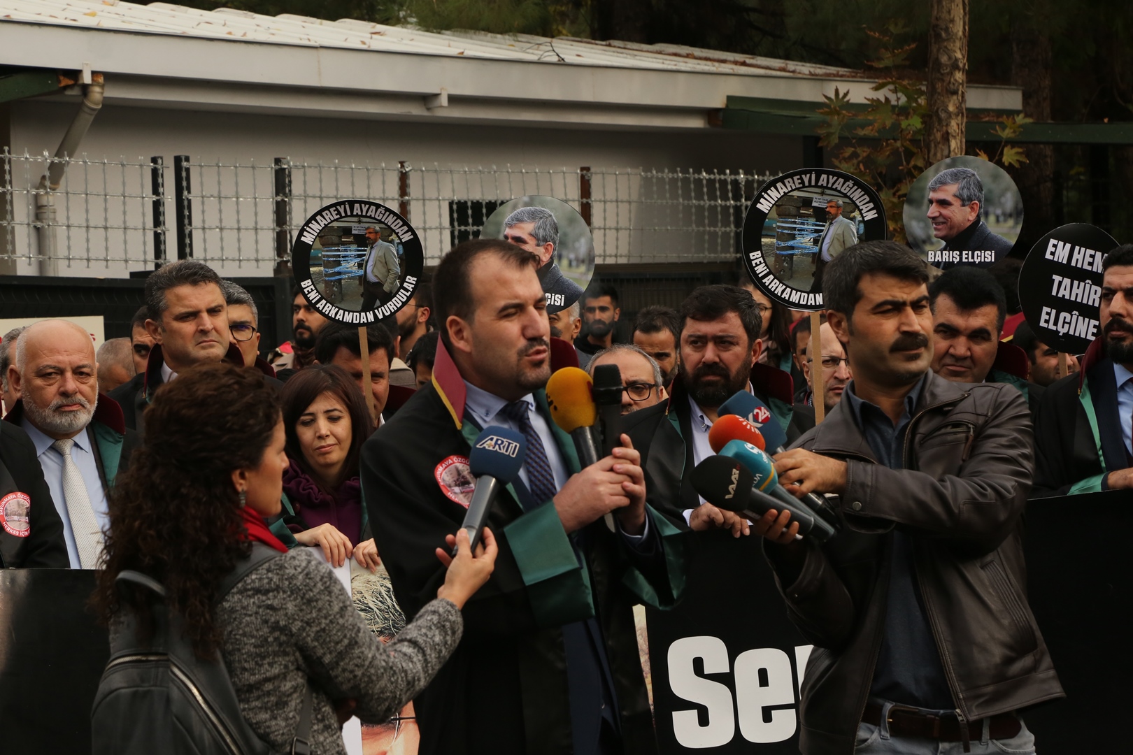 Adalet Nöbeti ve Tahir ELÇİ İnsan Hakları Kürsüsü Etkinliğinin 204. Haftası Anma Etkinliği Diyarbakır Adliyesi Önünde Gerçekleştirildi — 6