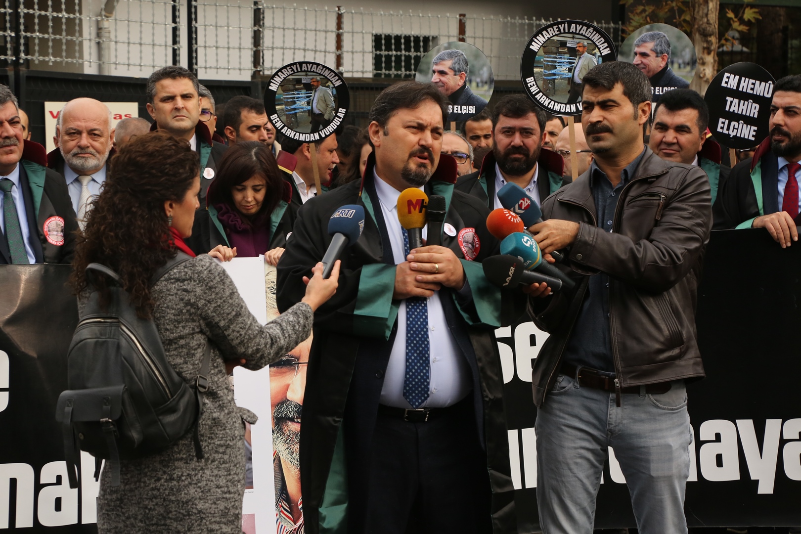 Adalet Nöbeti ve Tahir ELÇİ İnsan Hakları Kürsüsü Etkinliğinin 204. Haftası Anma Etkinliği Diyarbakır Adliyesi Önünde Gerçekleştirildi — 7