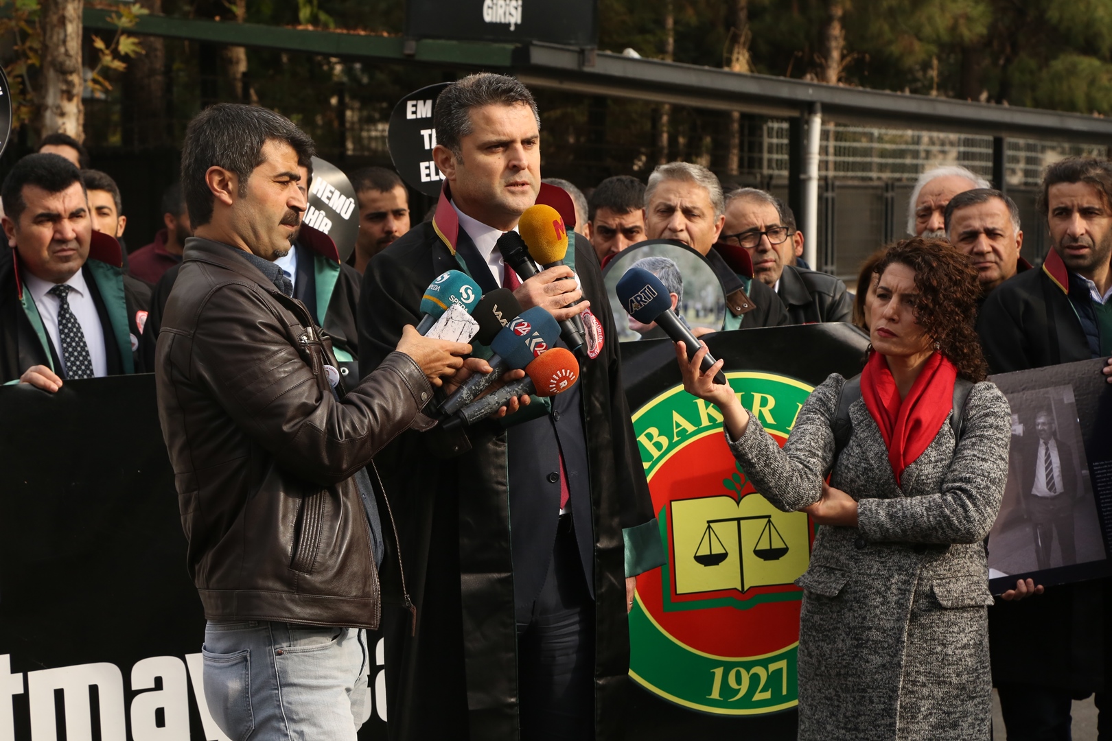 Adalet Nöbeti ve Tahir ELÇİ İnsan Hakları Kürsüsü Etkinliğinin 204. Haftası Anma Etkinliği Diyarbakır Adliyesi Önünde Gerçekleştirildi — 8