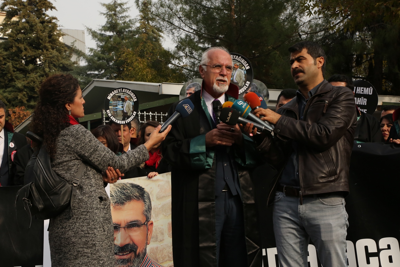 Adalet Nöbeti ve Tahir ELÇİ İnsan Hakları Kürsüsü Etkinliğinin 204. Haftası Anma Etkinliği Diyarbakır Adliyesi Önünde Gerçekleştirildi — 9