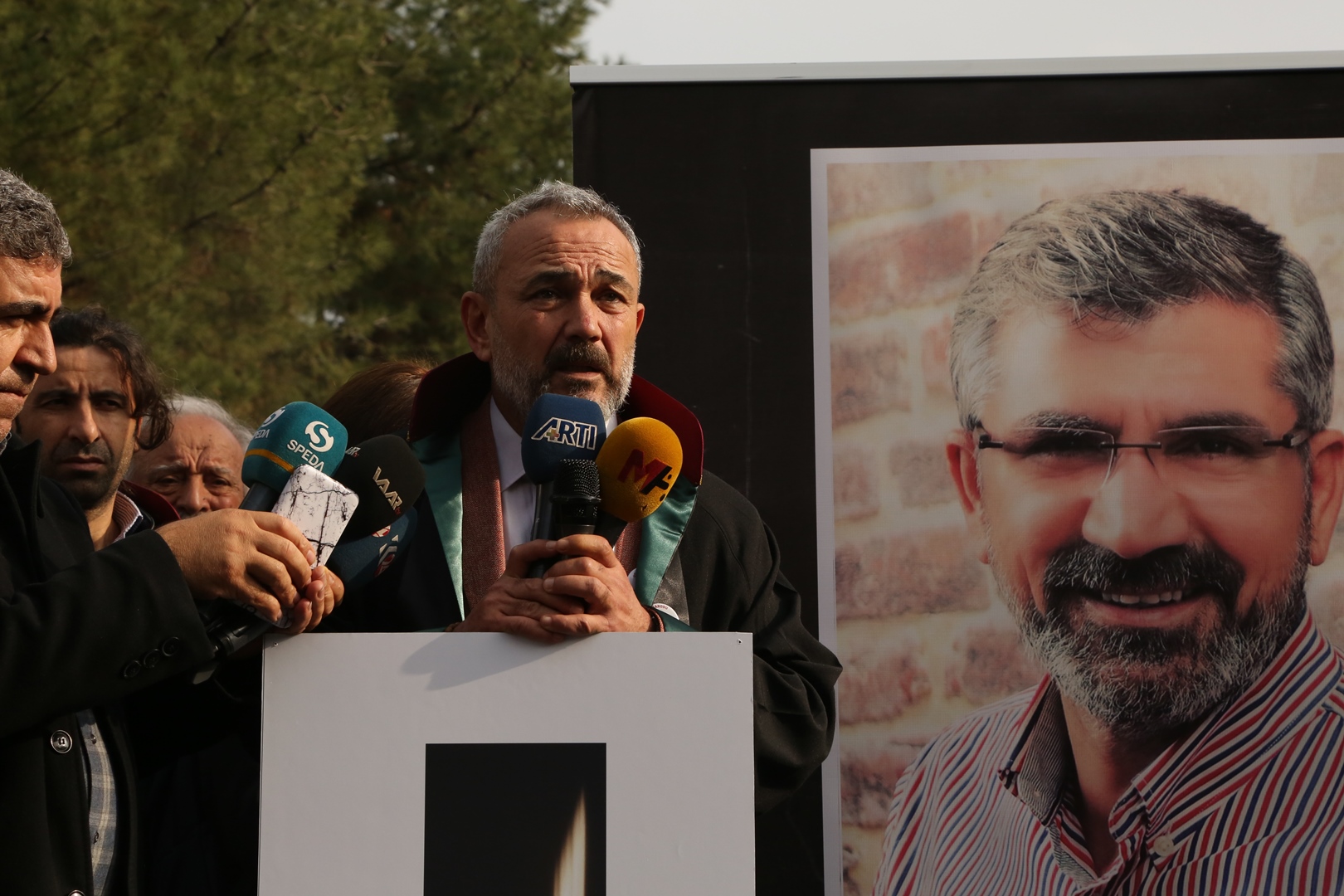 Adalet Nöbeti ve Tahir ELÇİ İnsan Hakları Kürsüsü Etkinliğinin 204. Haftası Anma Etkinliği Diyarbakır Adliyesi Önünde Gerçekleştirildi — 10
