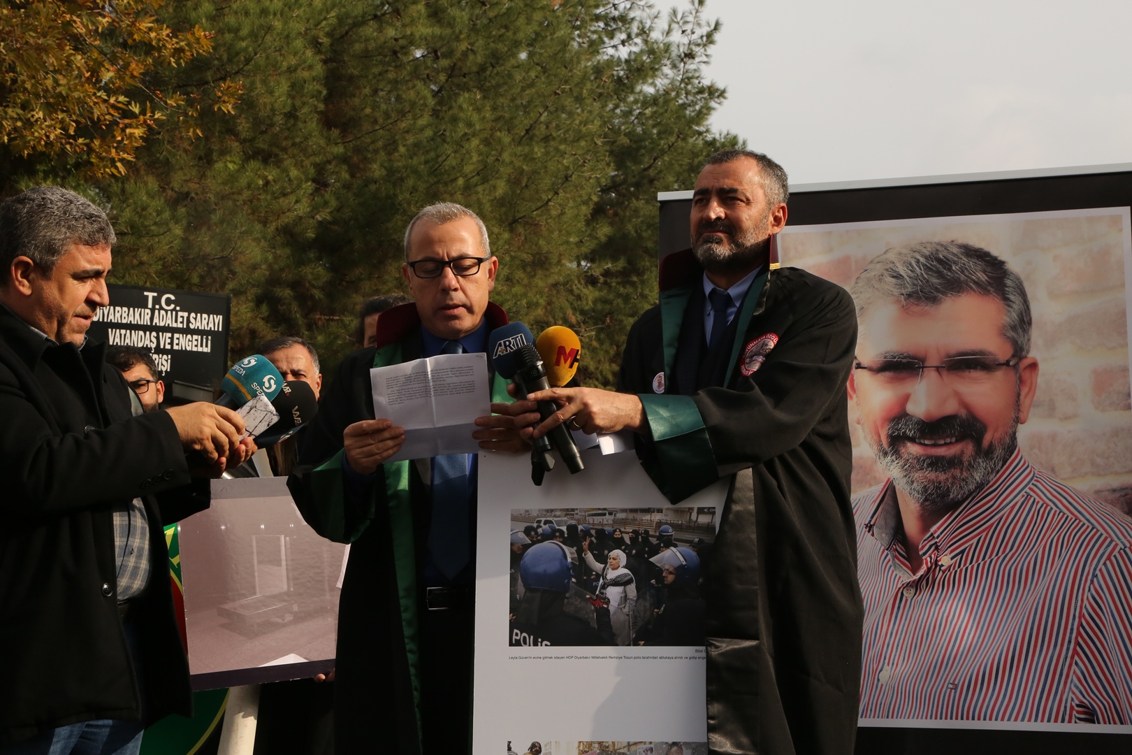 Adalet Nöbeti ve Tahir ELÇİ İnsan Hakları Kürsüsü Etkinliğinin 204. Haftası Anma Etkinliği Diyarbakır Adliyesi Önünde Gerçekleştirildi — 11