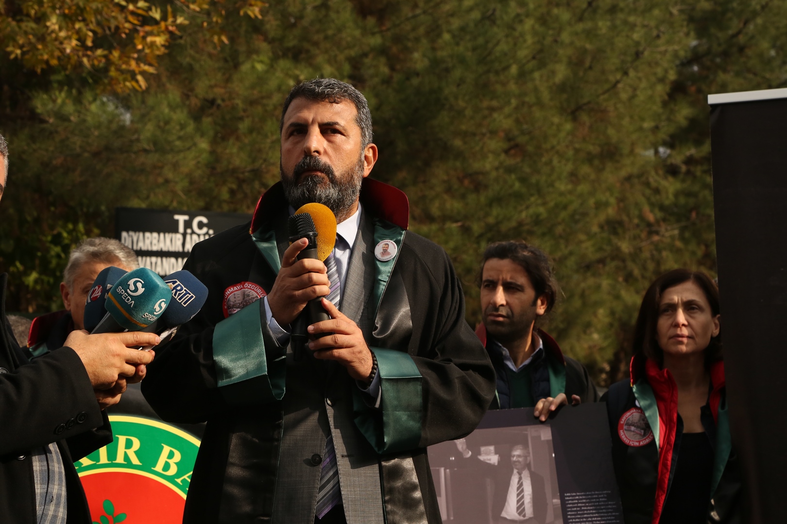 Adalet Nöbeti ve Tahir ELÇİ İnsan Hakları Kürsüsü Etkinliğinin 204. Haftası Anma Etkinliği Diyarbakır Adliyesi Önünde Gerçekleştirildi — 12