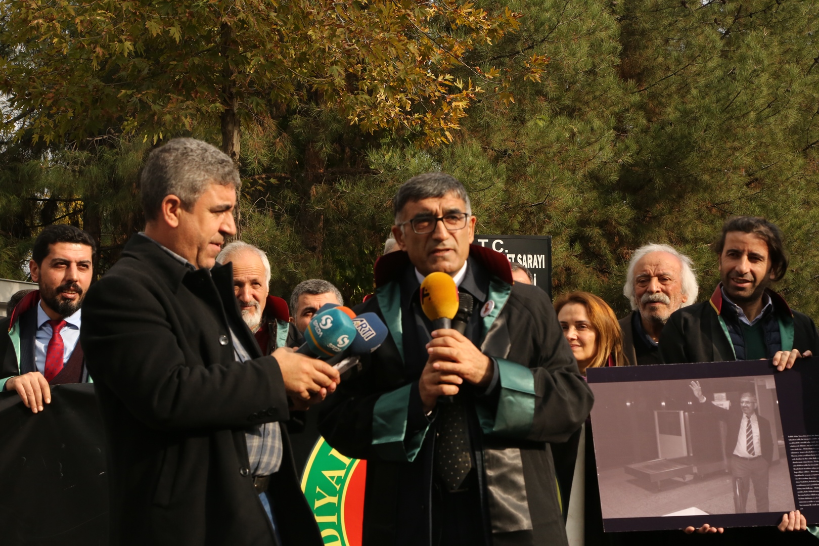 Adalet Nöbeti ve Tahir ELÇİ İnsan Hakları Kürsüsü Etkinliğinin 204. Haftası Anma Etkinliği Diyarbakır Adliyesi Önünde Gerçekleştirildi — 13