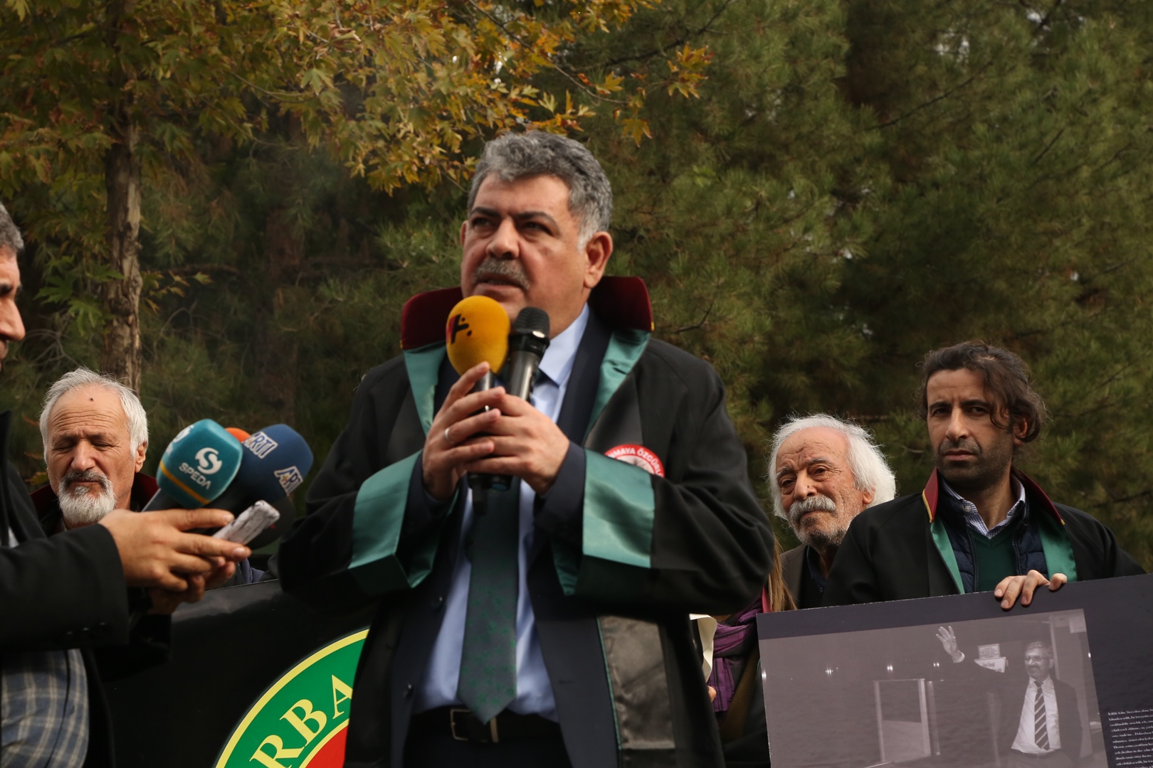 Adalet Nöbeti ve Tahir ELÇİ İnsan Hakları Kürsüsü Etkinliğinin 204. Haftası Anma Etkinliği Diyarbakır Adliyesi Önünde Gerçekleştirildi — 14
