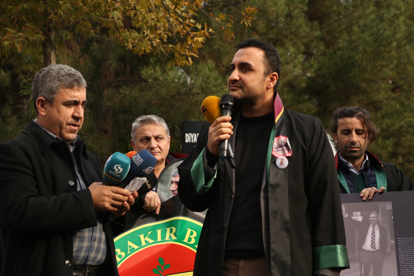 Adalet Nöbeti ve Tahir ELÇİ İnsan Hakları Kürsüsü Etkinliğinin 204. Haftası Anma Etkinliği Diyarbakır Adliyesi Önünde Gerçekleştirildi — 15