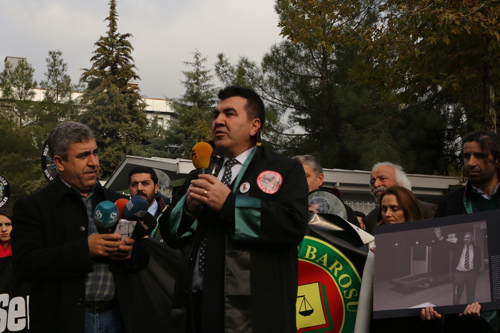 Adalet Nöbeti ve Tahir ELÇİ İnsan Hakları Kürsüsü Etkinliğinin 204. Haftası Anma Etkinliği Diyarbakır Adliyesi Önünde Gerçekleştirildi — 16