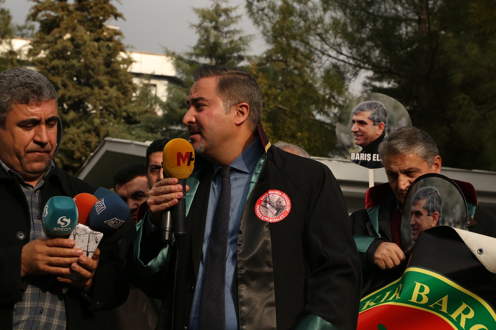 Adalet Nöbeti ve Tahir ELÇİ İnsan Hakları Kürsüsü Etkinliğinin 204. Haftası Anma Etkinliği Diyarbakır Adliyesi Önünde Gerçekleştirildi — 17