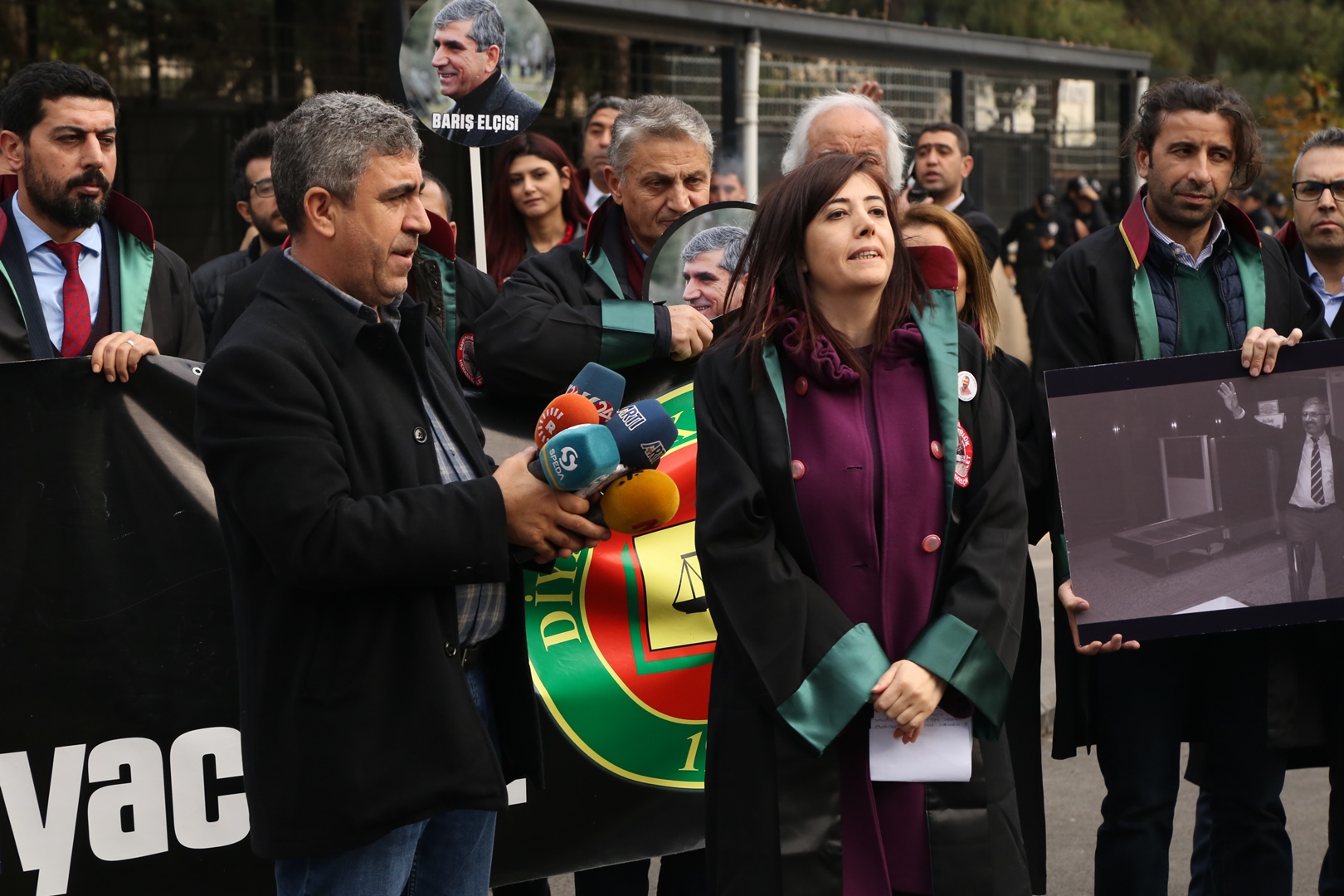 Adalet Nöbeti ve Tahir ELÇİ İnsan Hakları Kürsüsü Etkinliğinin 204. Haftası Anma Etkinliği Diyarbakır Adliyesi Önünde Gerçekleştirildi — 19
