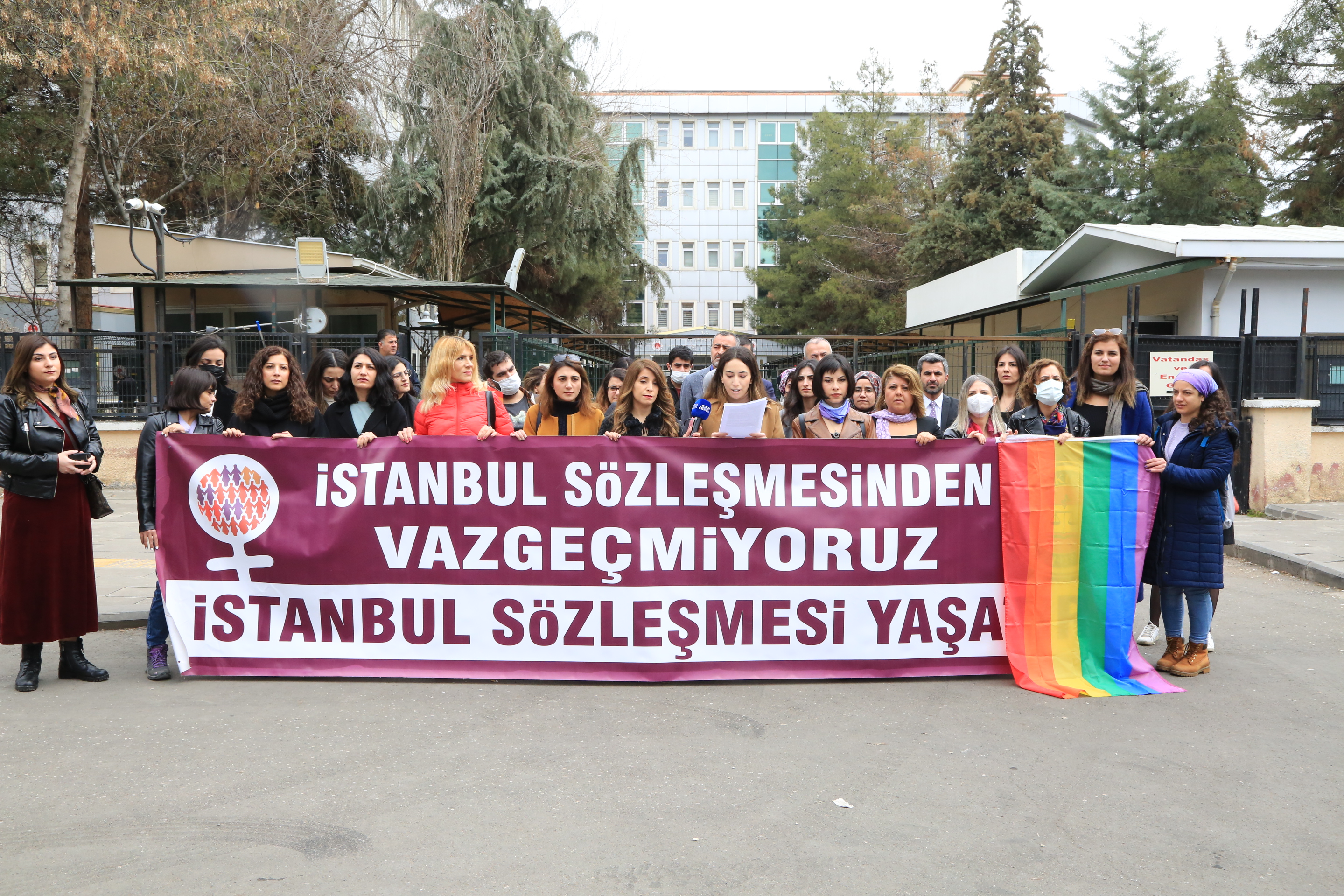 Di her qada jiyanê de, têkoşîna me ya li dijî newekhevî, kedxwarî û tundiyê dê berdewam bike... 8ê Adarê, Roja Me Jinan a Cîhanê Pîroz be! — 1