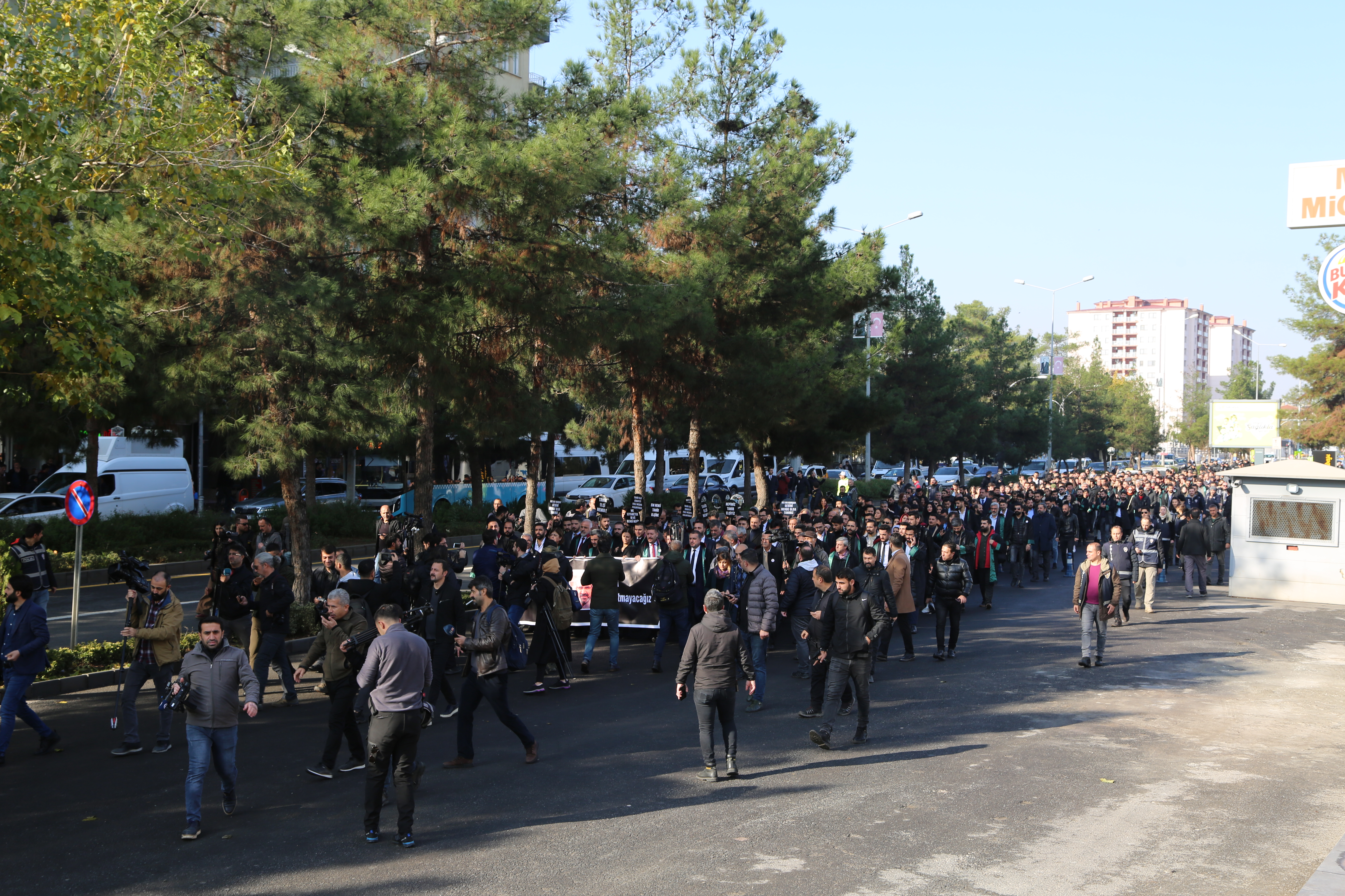 Baro Başkanımız Av. Tahir ELÇİ, Dört Ayaklı Minare Önünde Anıldı:  Bir Kez Daha Söylüyoruz "Devletin Aydınlatamadığı Cinayet Yoktur, Aydınlatmadığı Cinayet Vardır..." — 2