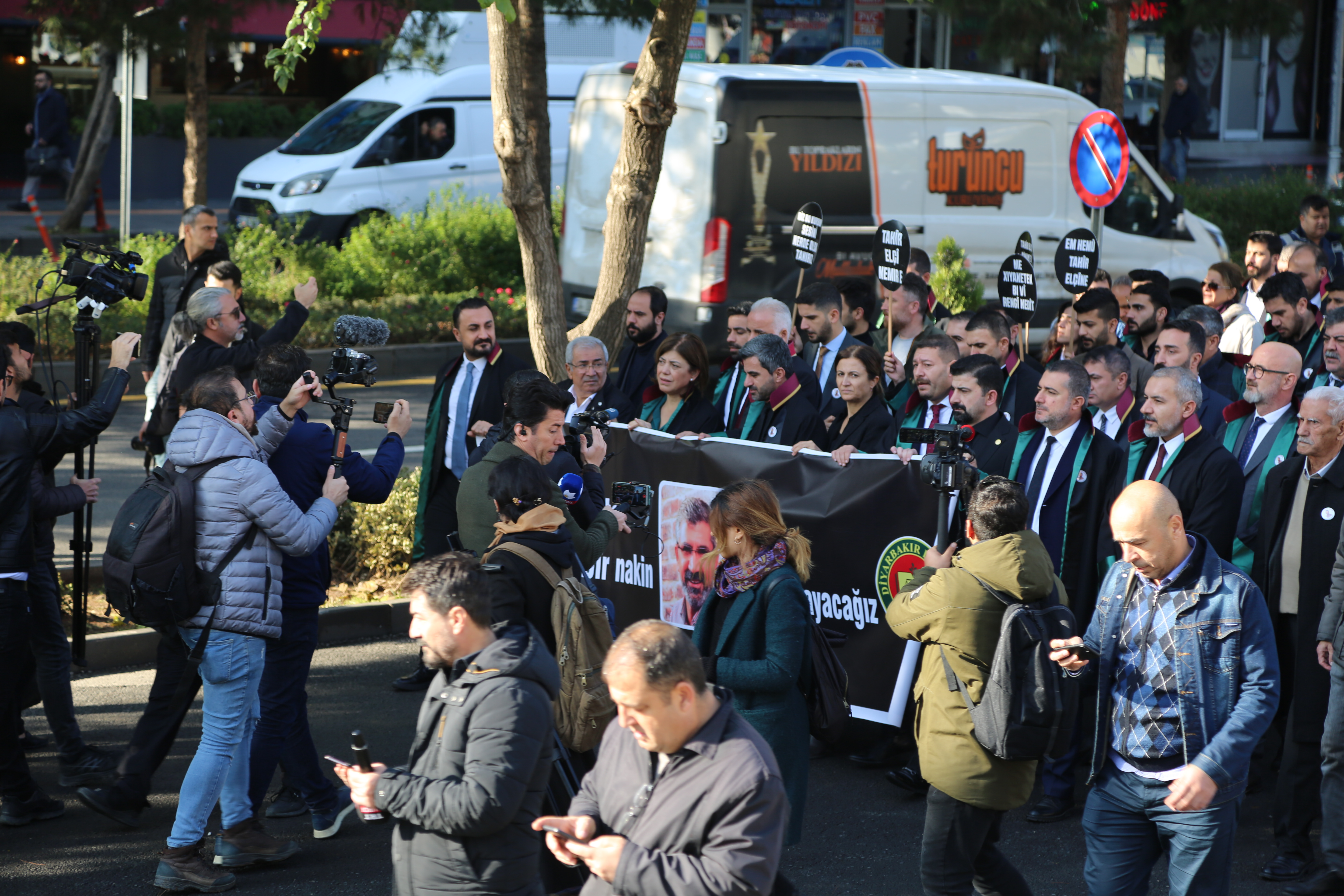 Baro Başkanımız Av. Tahir ELÇİ, Dört Ayaklı Minare Önünde Anıldı:  Bir Kez Daha Söylüyoruz "Devletin Aydınlatamadığı Cinayet Yoktur, Aydınlatmadığı Cinayet Vardır..." — 3