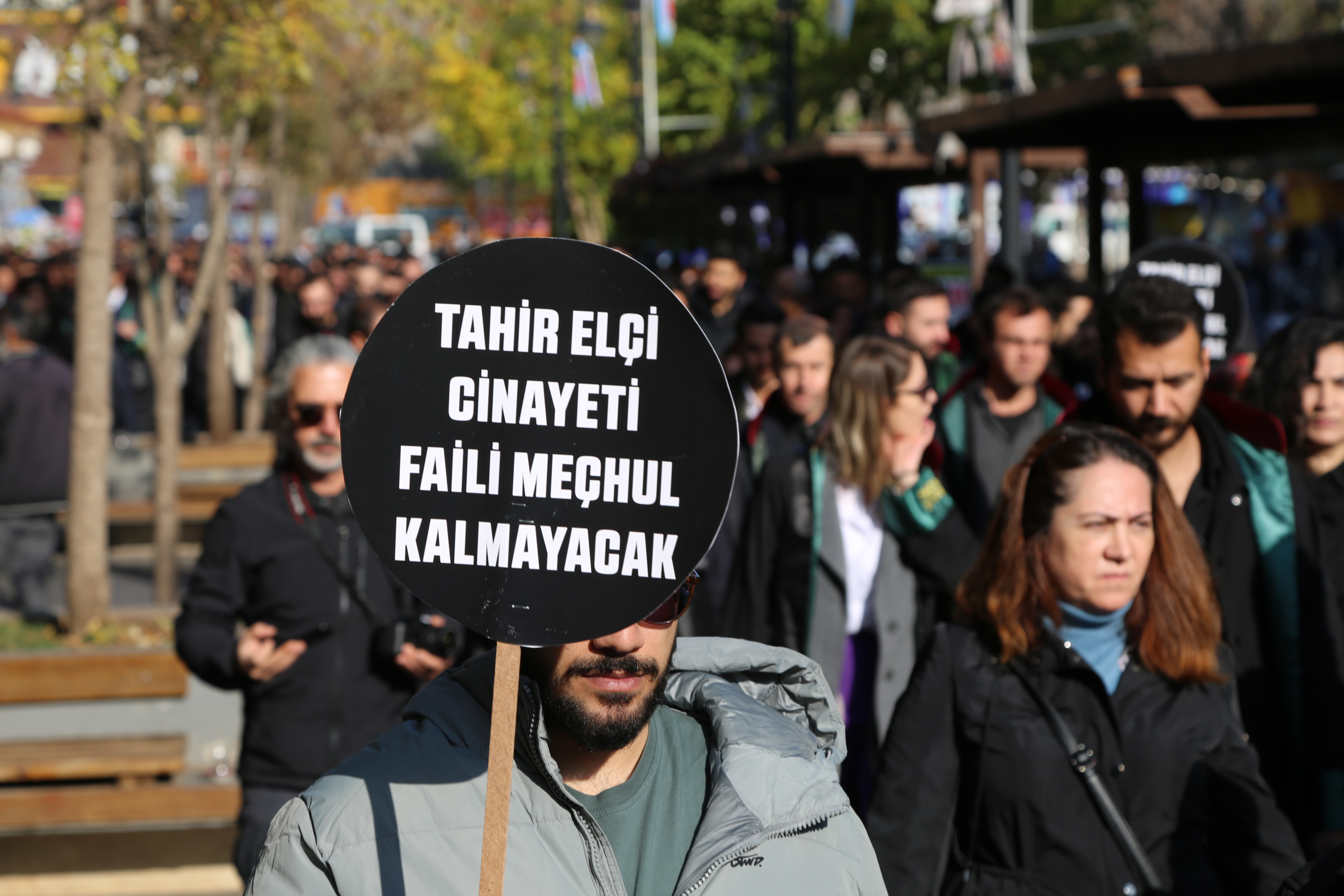 Baro Başkanımız Av. Tahir ELÇİ, Dört Ayaklı Minare Önünde Anıldı:  Bir Kez Daha Söylüyoruz "Devletin Aydınlatamadığı Cinayet Yoktur, Aydınlatmadığı Cinayet Vardır..." — 4
