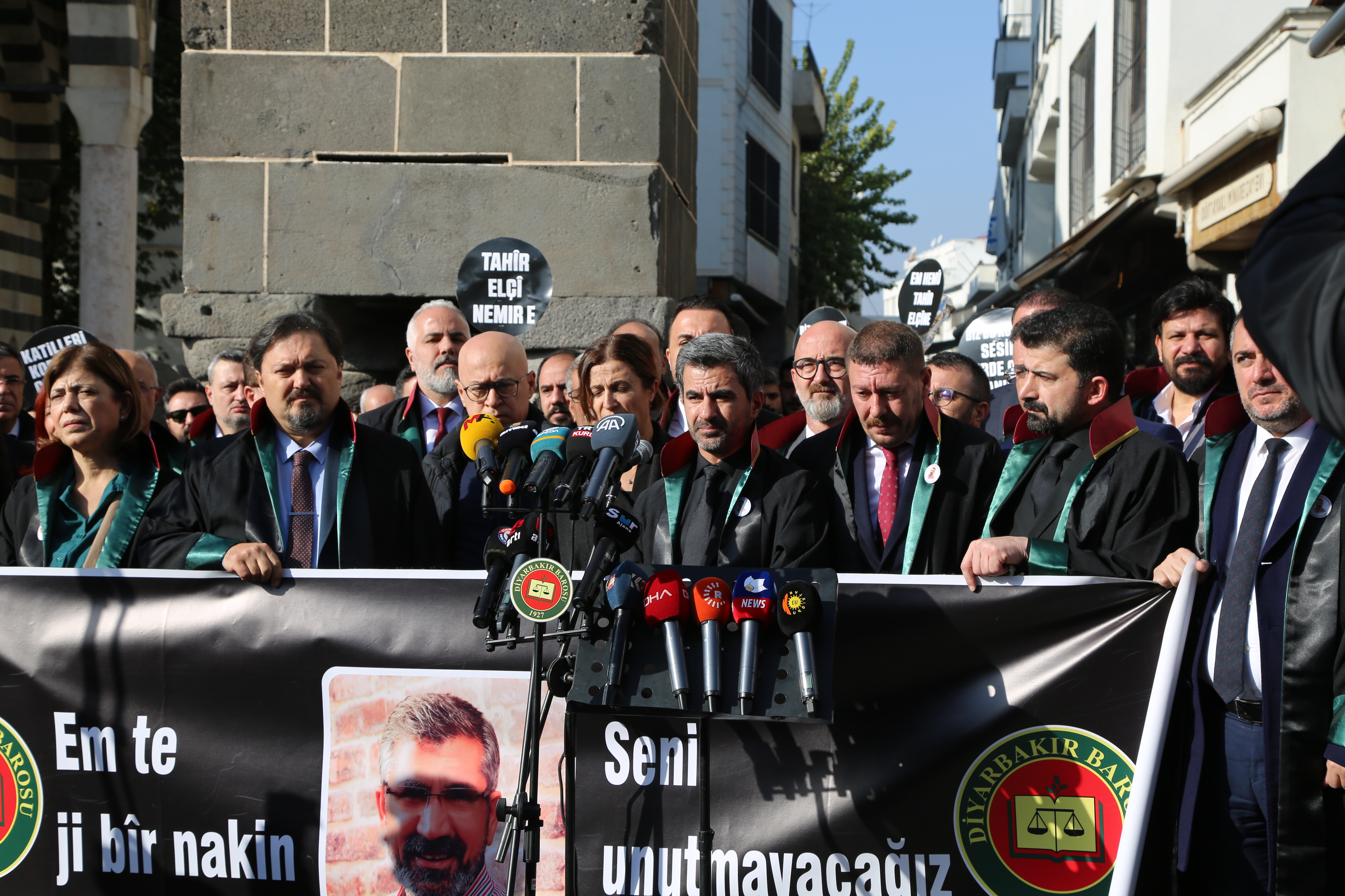Baro Başkanımız Av. Tahir ELÇİ, Dört Ayaklı Minare Önünde Anıldı:  Bir Kez Daha Söylüyoruz "Devletin Aydınlatamadığı Cinayet Yoktur, Aydınlatmadığı Cinayet Vardır..." — 5