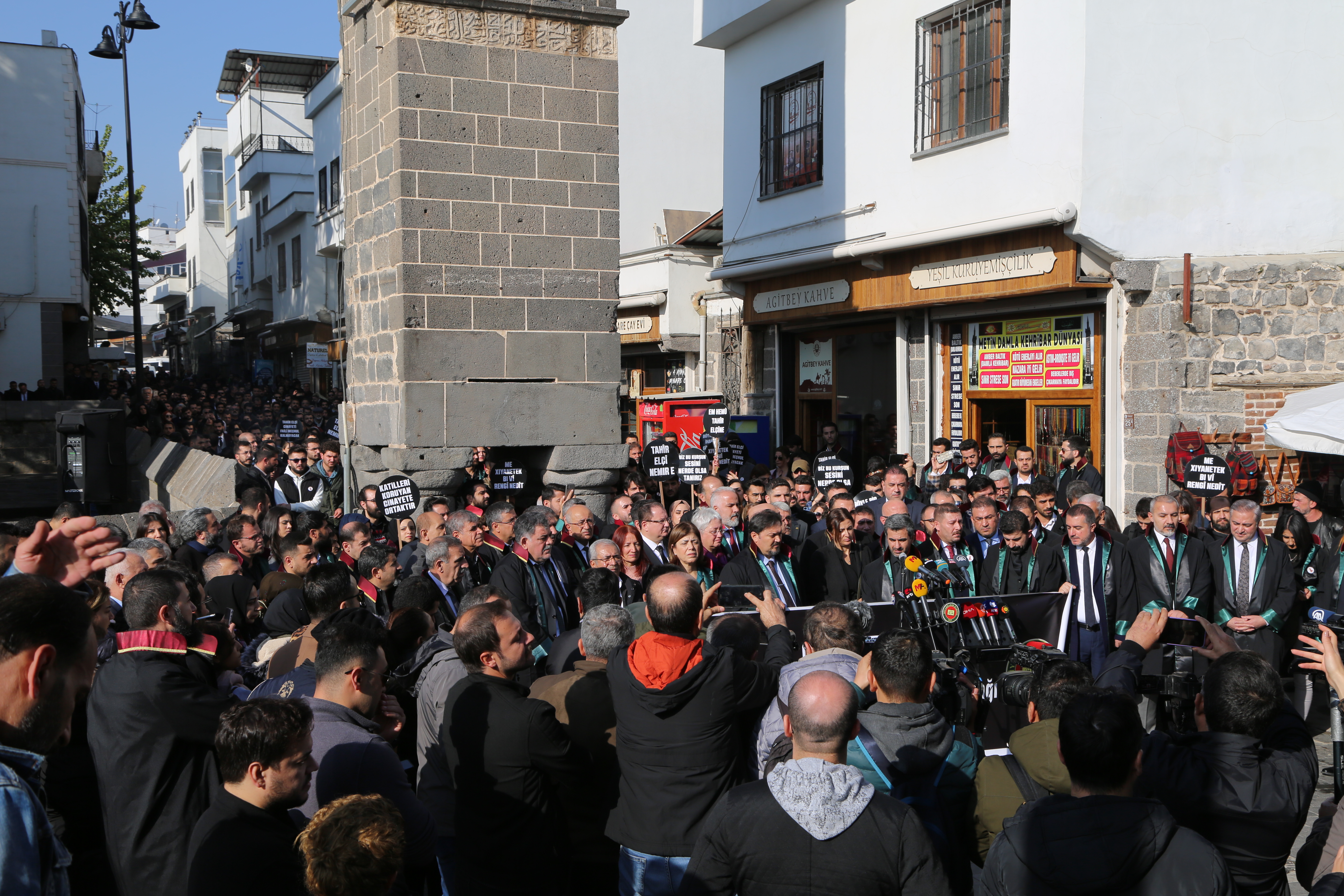 Baro Başkanımız Av. Tahir ELÇİ, Dört Ayaklı Minare Önünde Anıldı:  Bir Kez Daha Söylüyoruz "Devletin Aydınlatamadığı Cinayet Yoktur, Aydınlatmadığı Cinayet Vardır..." — 6