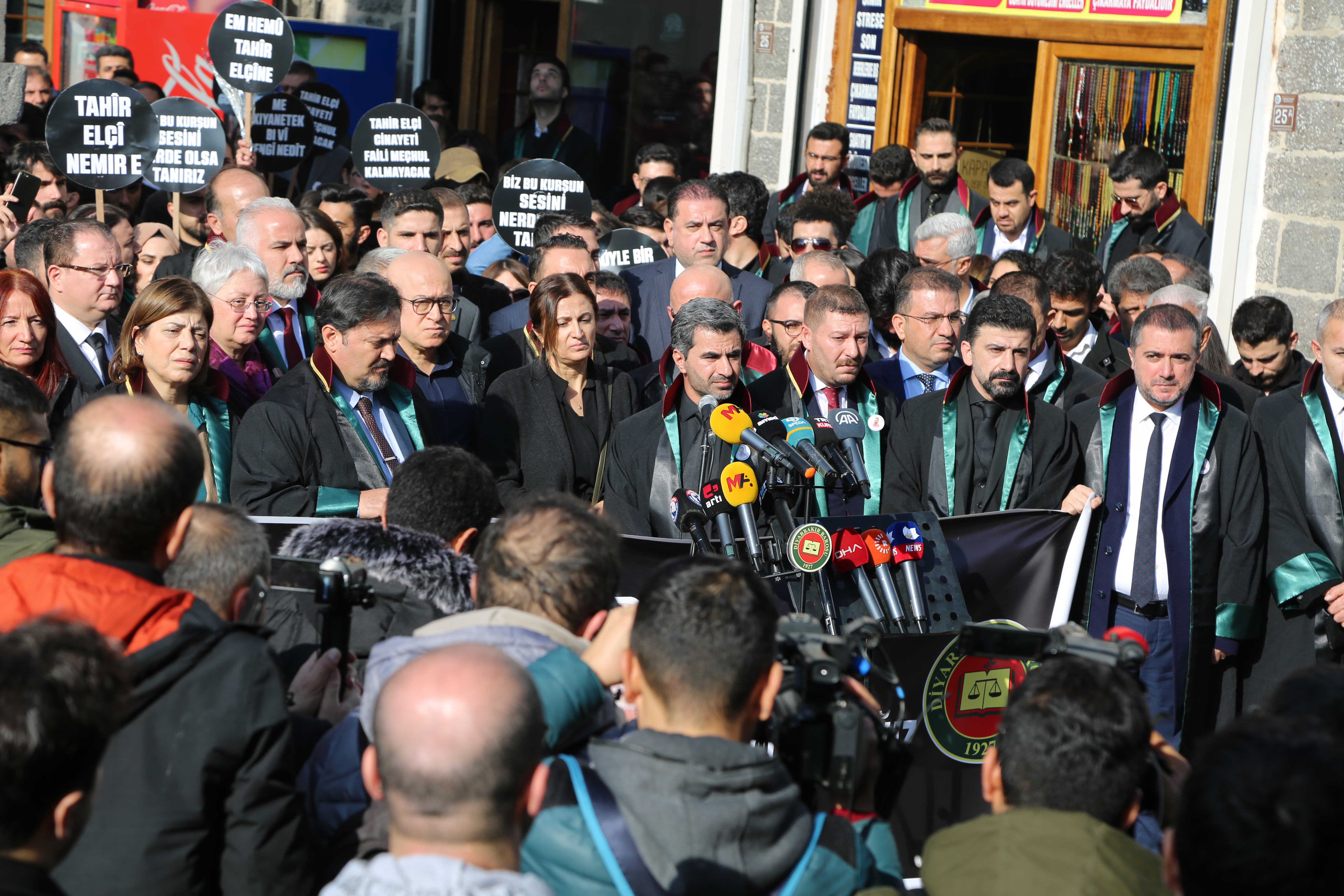 Baro Başkanımız Av. Tahir ELÇİ, Dört Ayaklı Minare Önünde Anıldı:  Bir Kez Daha Söylüyoruz "Devletin Aydınlatamadığı Cinayet Yoktur, Aydınlatmadığı Cinayet Vardır..." — 7
