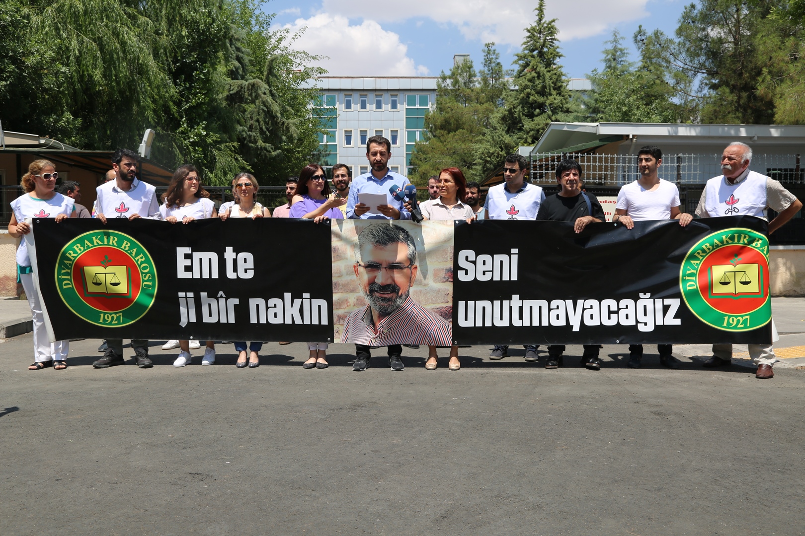 Çalakiya Bîranînê ya Hefteya 181. A Qetilkirina Serokê Baroya Me Tahîr ELÇÎ Bi Beşdariya Endamên Me Pêk Hat... — 1