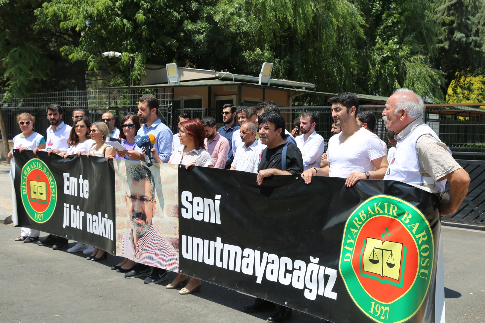 Çalakiya Bîranînê ya Hefteya 181. A Qetilkirina Serokê Baroya Me Tahîr ELÇÎ Bi Beşdariya Endamên Me Pêk Hat... — 2