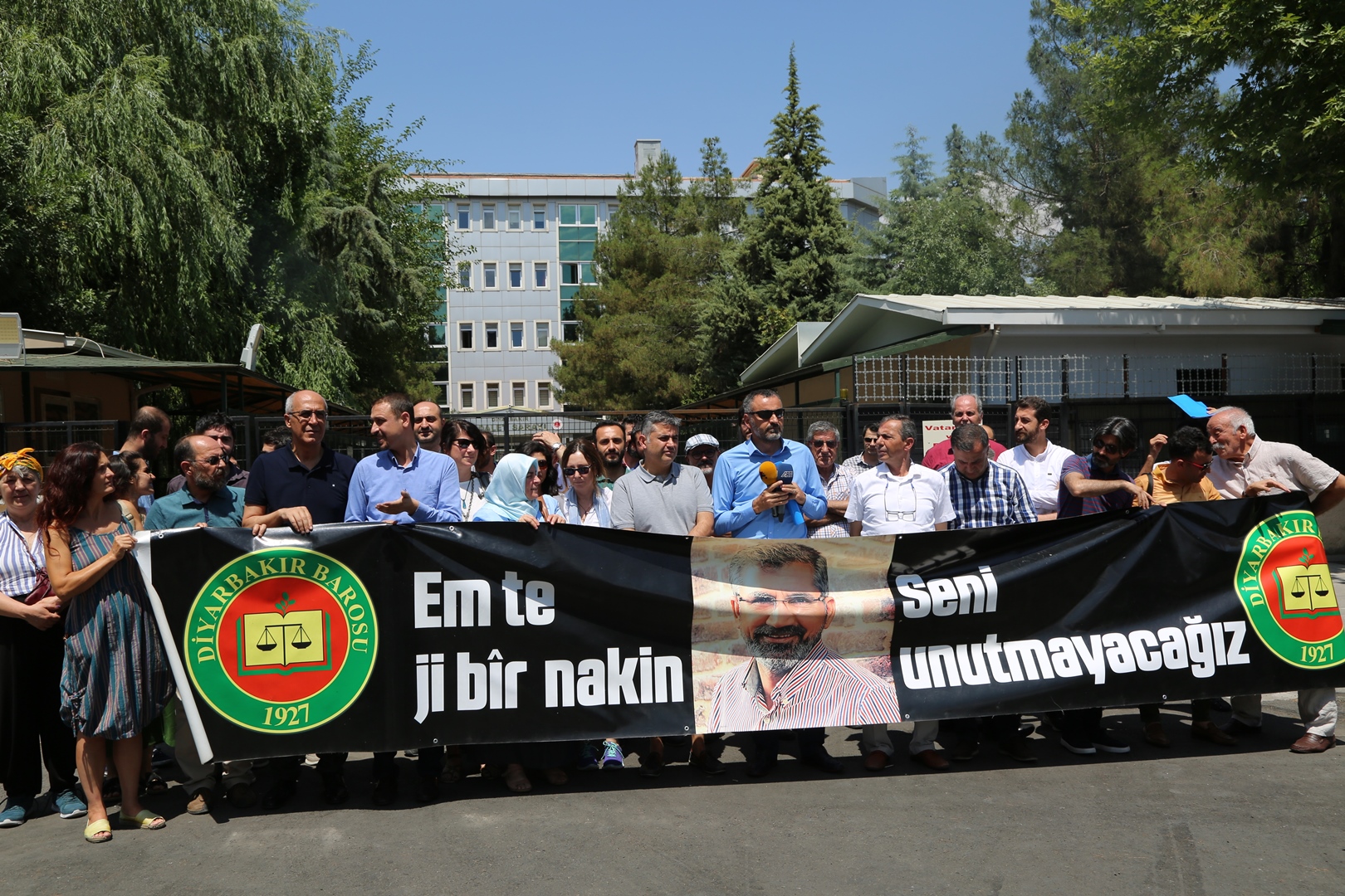 Çalakiya Bîranînê ya Hefteya 182. A Qetilkirina Serokê Baroya Me Tahîr ELÇÎ Bi Beşdariya Endamên Me Pêk Hat... — 1
