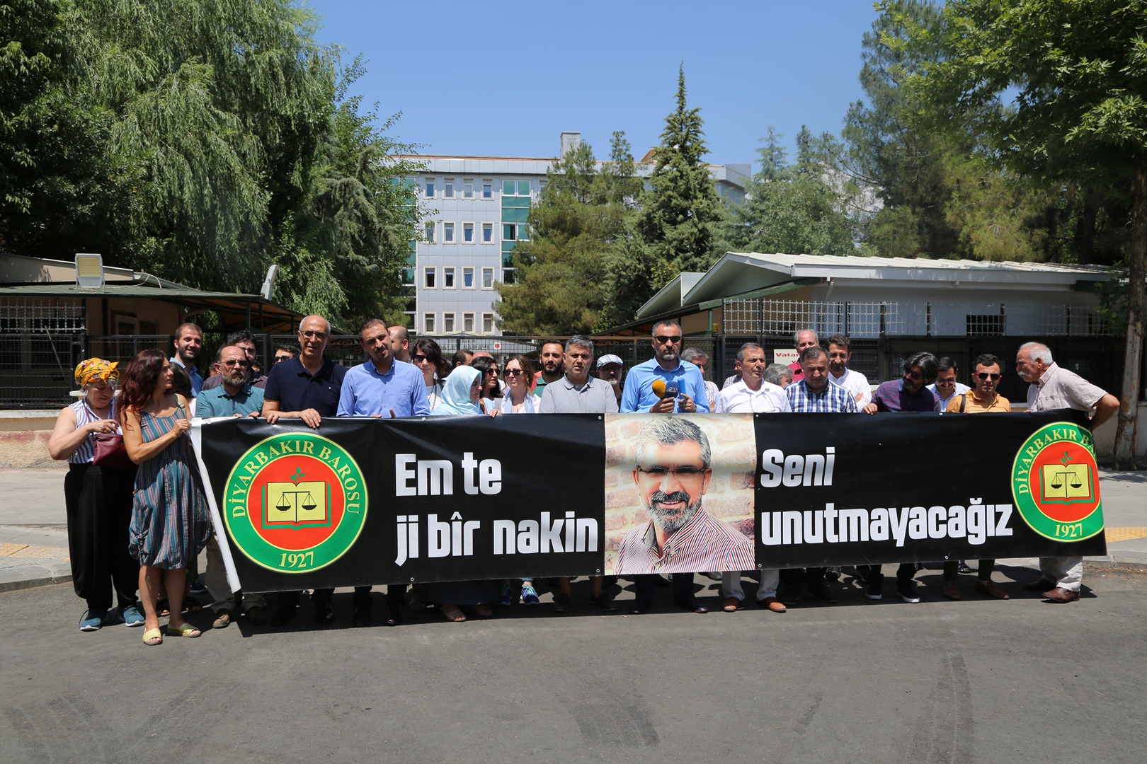 Çalakiya Bîranînê ya Hefteya 182. A Qetilkirina Serokê Baroya Me Tahîr ELÇÎ Bi Beşdariya Endamên Me Pêk Hat... — 2