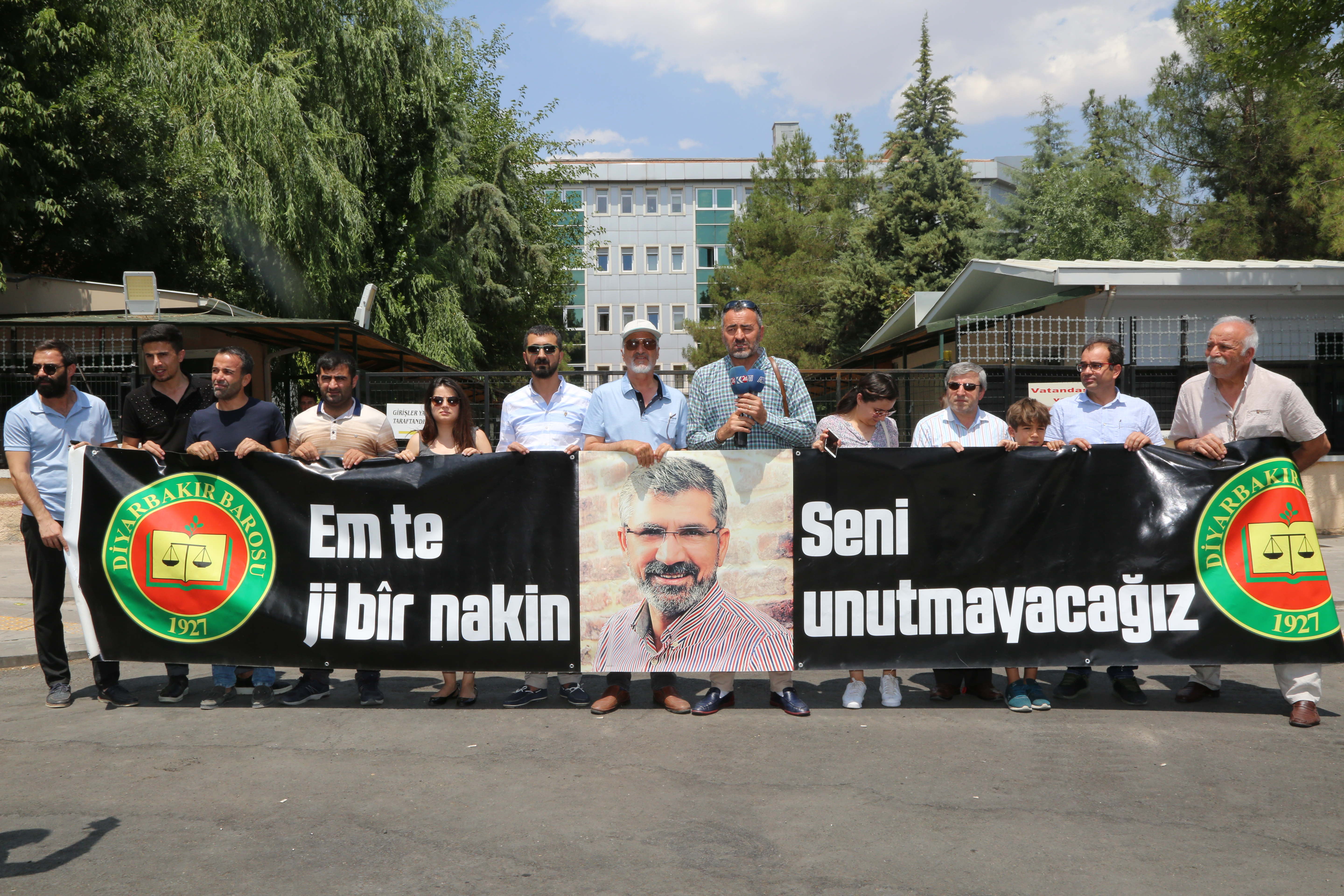 Çalakiya Bibîranînê ya Hefteya 183emîn a Kuştina Serokê Baroya Me Tahir ELÇİ bi Beşdar Bûna Endamên Me Hat Pêkanîn… — 1