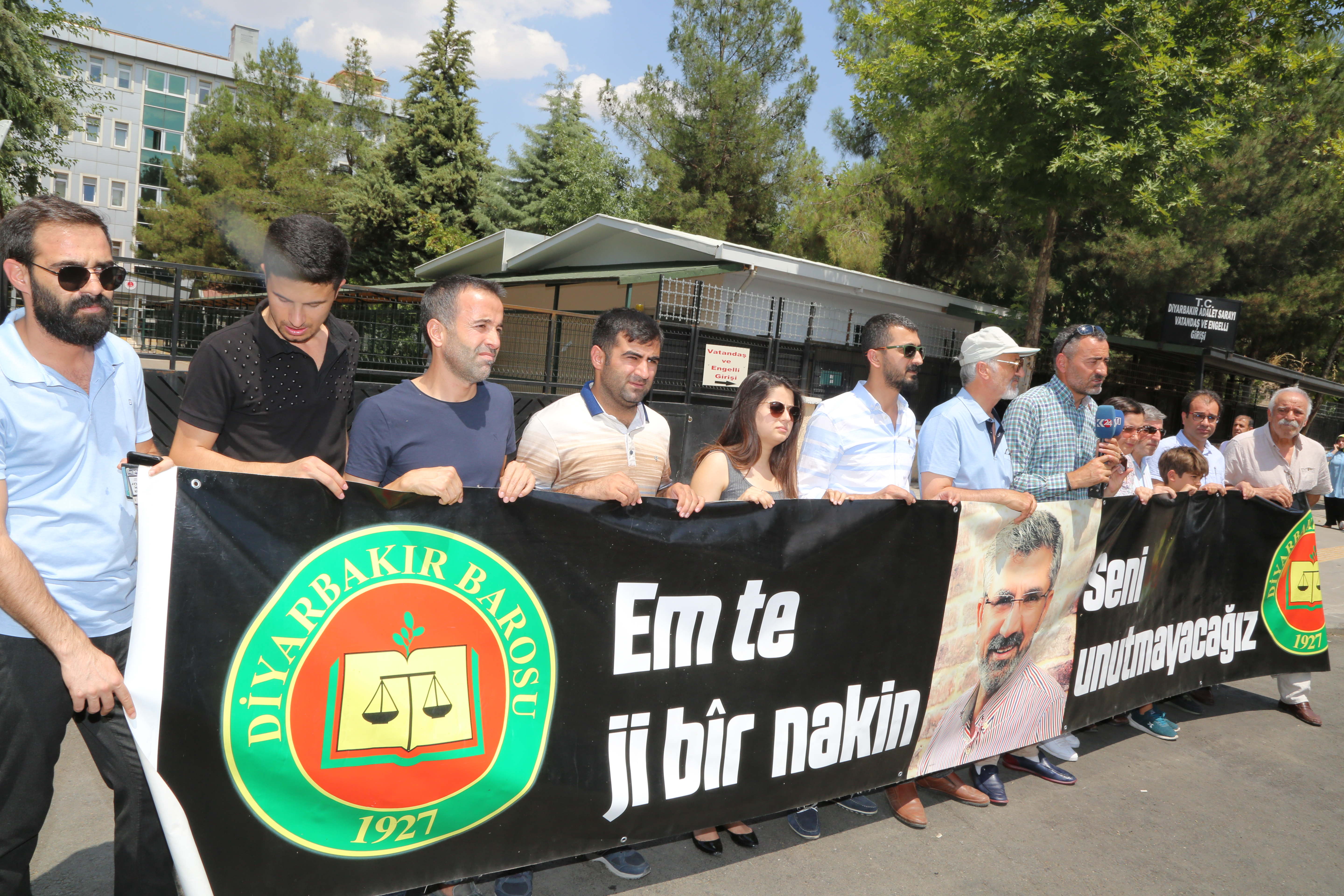 Çalakiya Bibîranînê ya Hefteya 183emîn a Kuştina Serokê Baroya Me Tahir ELÇİ bi Beşdar Bûna Endamên Me Hat Pêkanîn… — 2