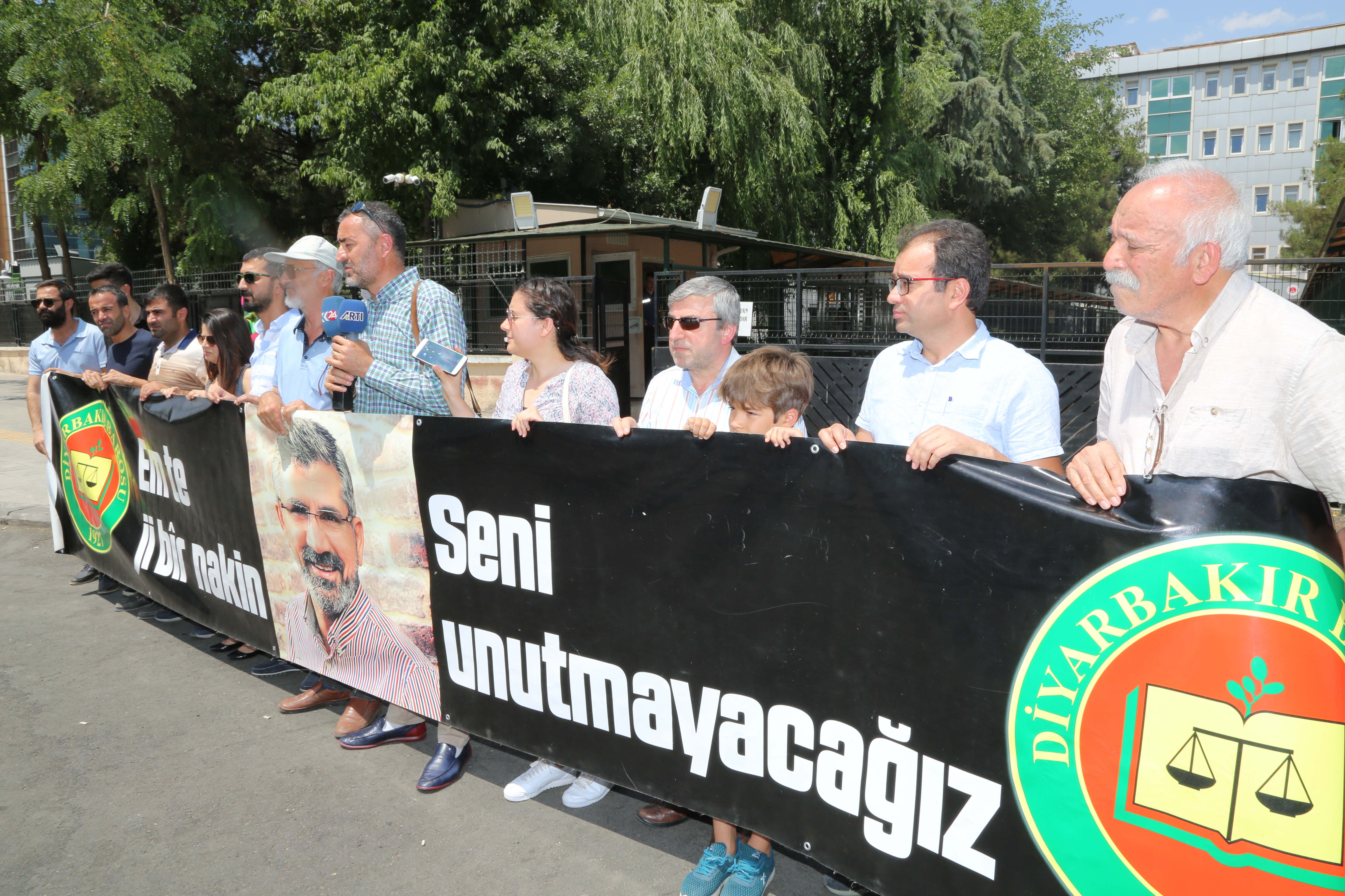 Çalakiya Bibîranînê ya Hefteya 183emîn a Kuştina Serokê Baroya Me Tahir ELÇİ bi Beşdar Bûna Endamên Me Hat Pêkanîn… — 3