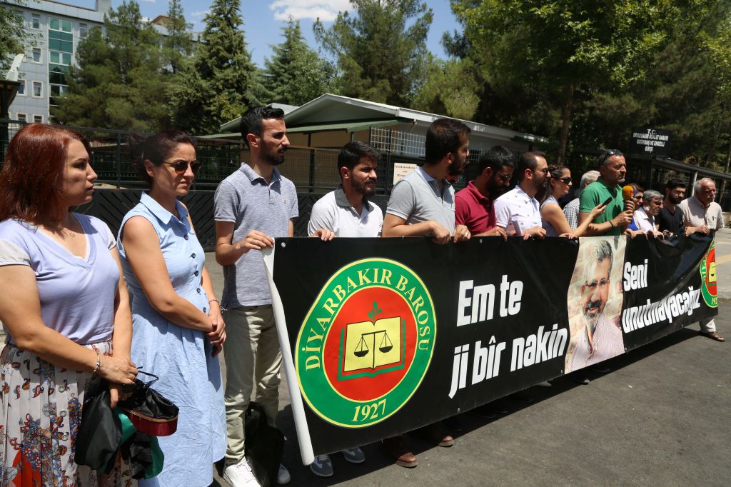 Baro Başkanımız Tahir ELÇİ'nin Katledilişinin 184. Haftası Anma Etkinliği Üyelerimizin Katılımıyla Gerçekleşti... — 1