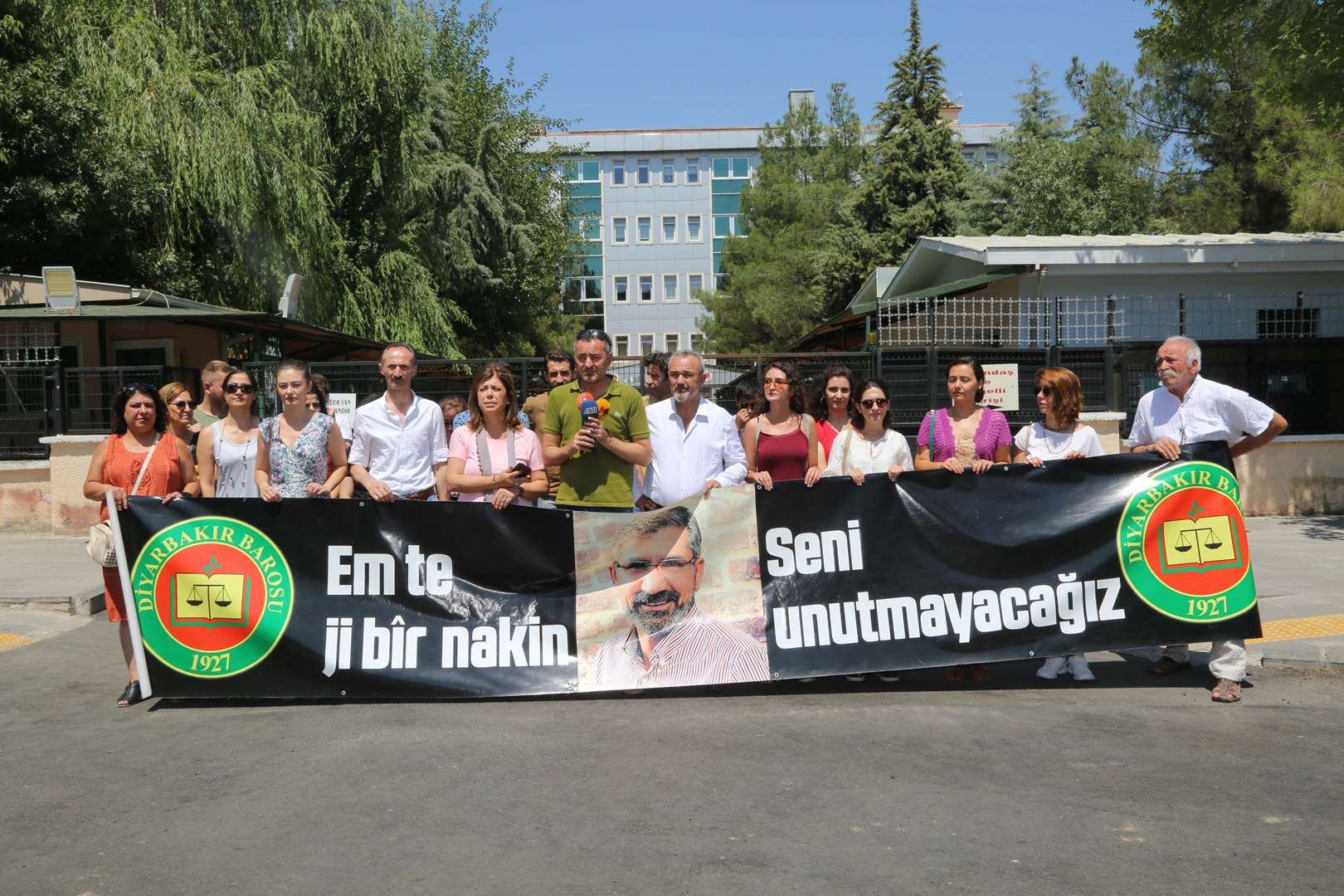 Baro Başkanımız Tahir ELÇİ'nin Katledilişinin 186. Haftası Anma Etkinliği Meslektaşlarımız ve Misafirlerimizin Katılımıyla Gerçekleşti... — 1