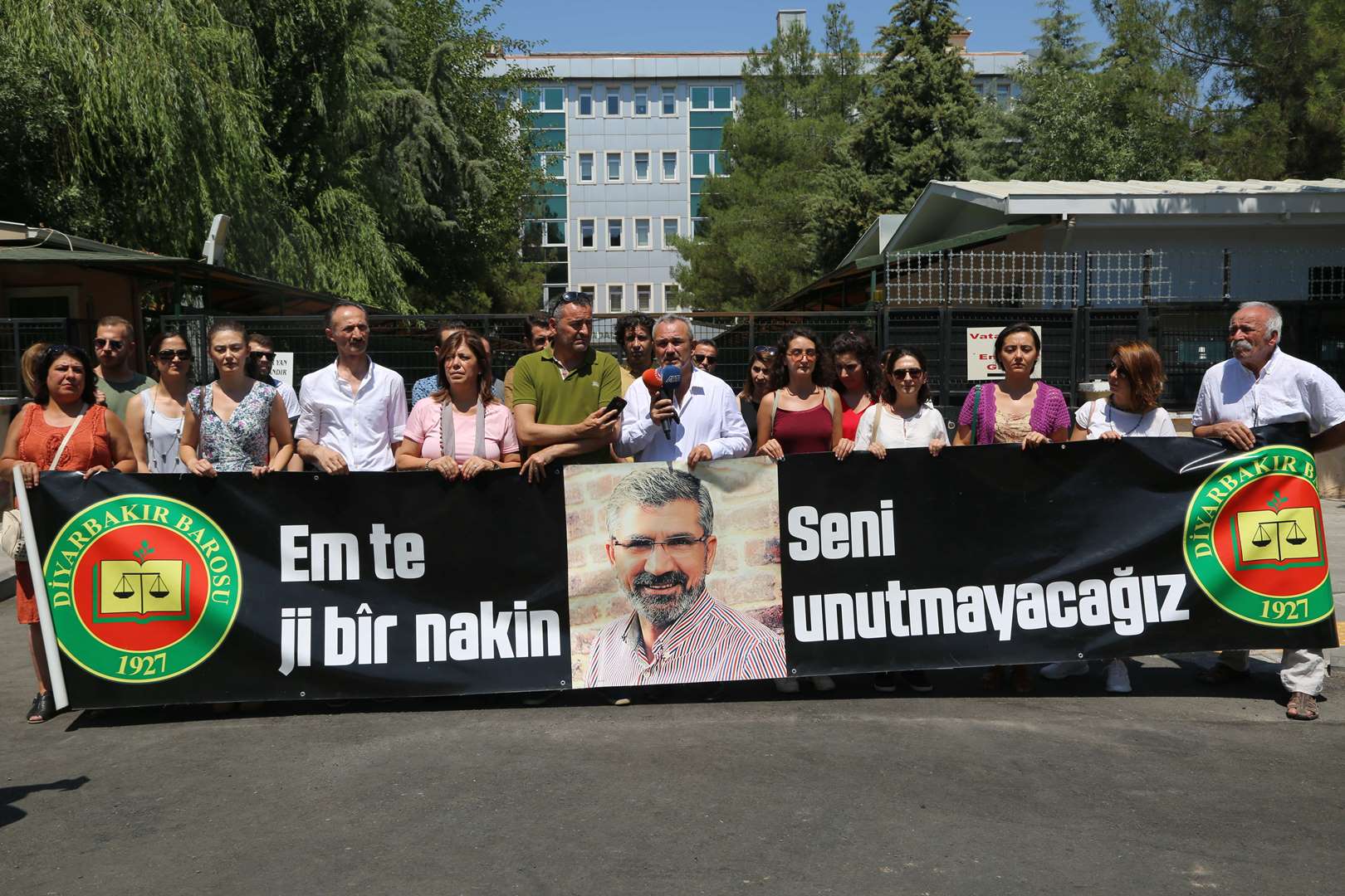 Baro Başkanımız Tahir ELÇİ'nin Katledilişinin 186. Haftası Anma Etkinliği Meslektaşlarımız ve Misafirlerimizin Katılımıyla Gerçekleşti... — 8