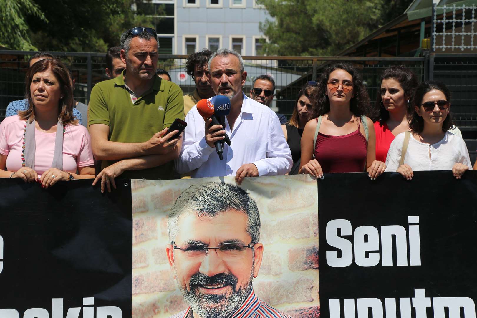 Baro Başkanımız Tahir ELÇİ'nin Katledilişinin 186. Haftası Anma Etkinliği Meslektaşlarımız ve Misafirlerimizin Katılımıyla Gerçekleşti... — 10