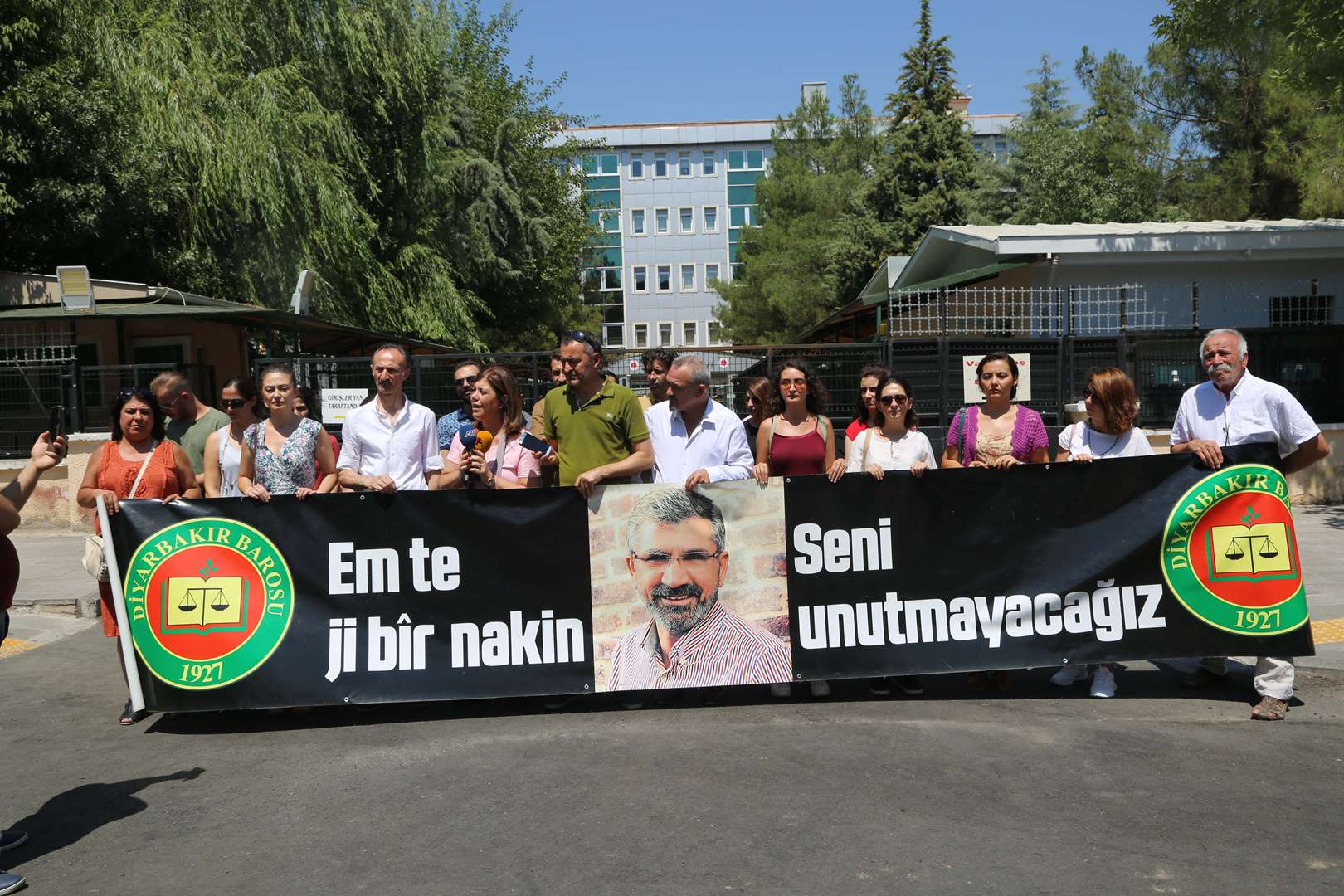 Baro Başkanımız Tahir ELÇİ'nin Katledilişinin 186. Haftası Anma Etkinliği Meslektaşlarımız ve Misafirlerimizin Katılımıyla Gerçekleşti... — 12