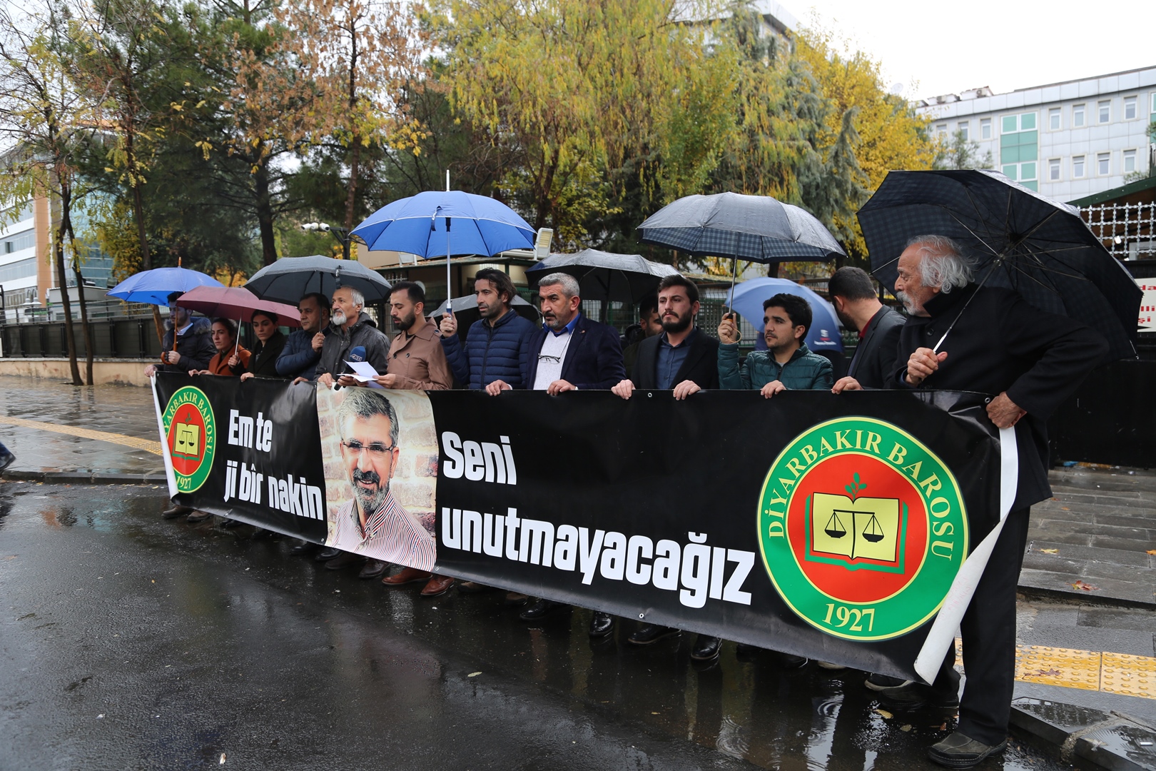 Baro Başkanımız Tahir ELÇİ'nin Katledilişinin 205. Haftası Anma Etkinliği Diyarbakır Adliyesi Önünde Gerçekleştirildi... — 2