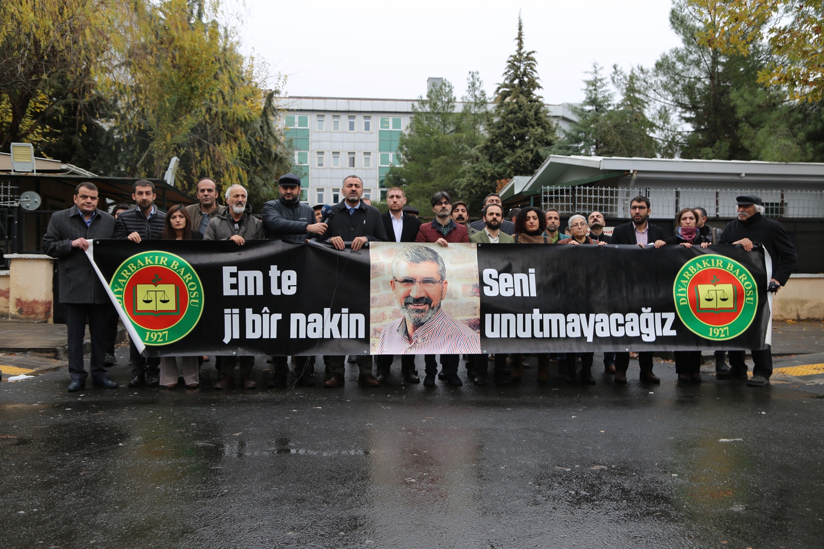 Baro Başkanımız Tahir ELÇİ'nin Katledilişinin 206. Haftası Anma Etkinliği Diyarbakır Adliyesi Önünde Gerçekleştirildi... — 1